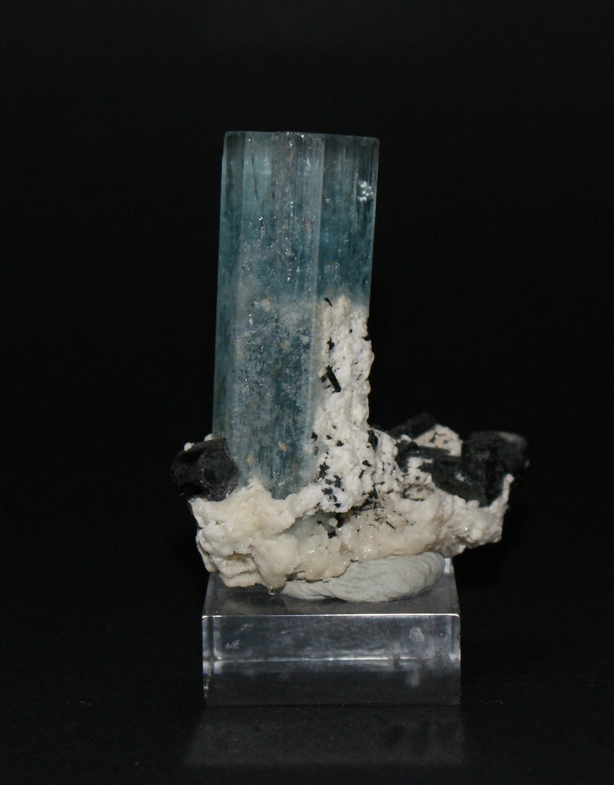 Beryl (variety aquamarine)
45mm x 40mm x 15mm
(Autor: Philippe Durand)