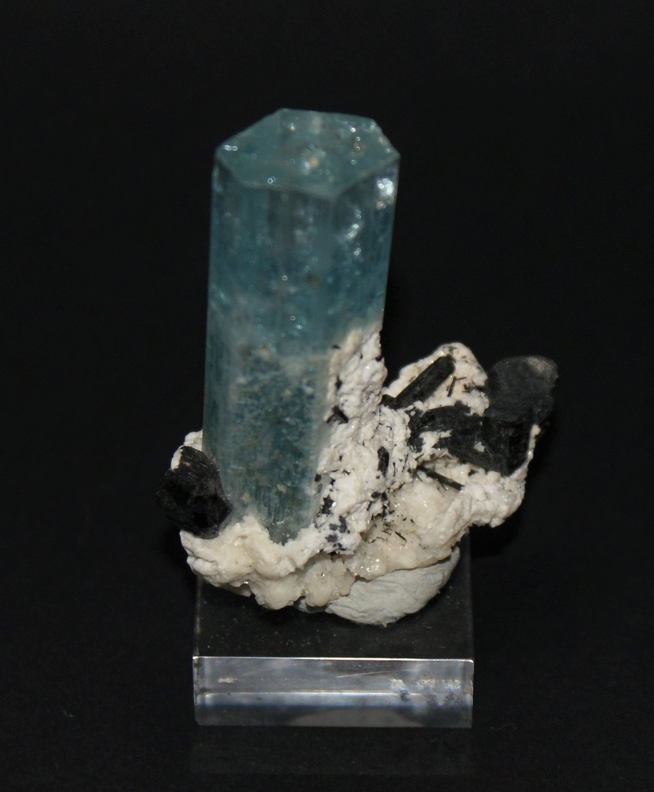 Beryl (variety aquamarine)
45mm x 40mm x 15mm
(Autor: Philippe Durand)