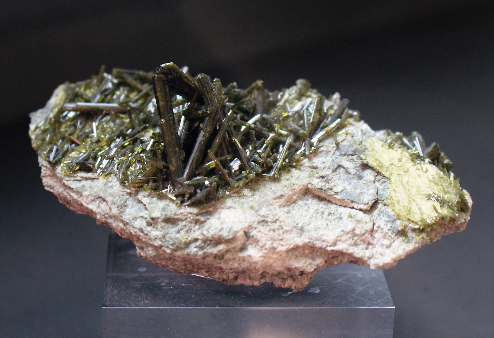 Epidote
80mm x 45mm x 25mm
(Autor: Philippe Durand)