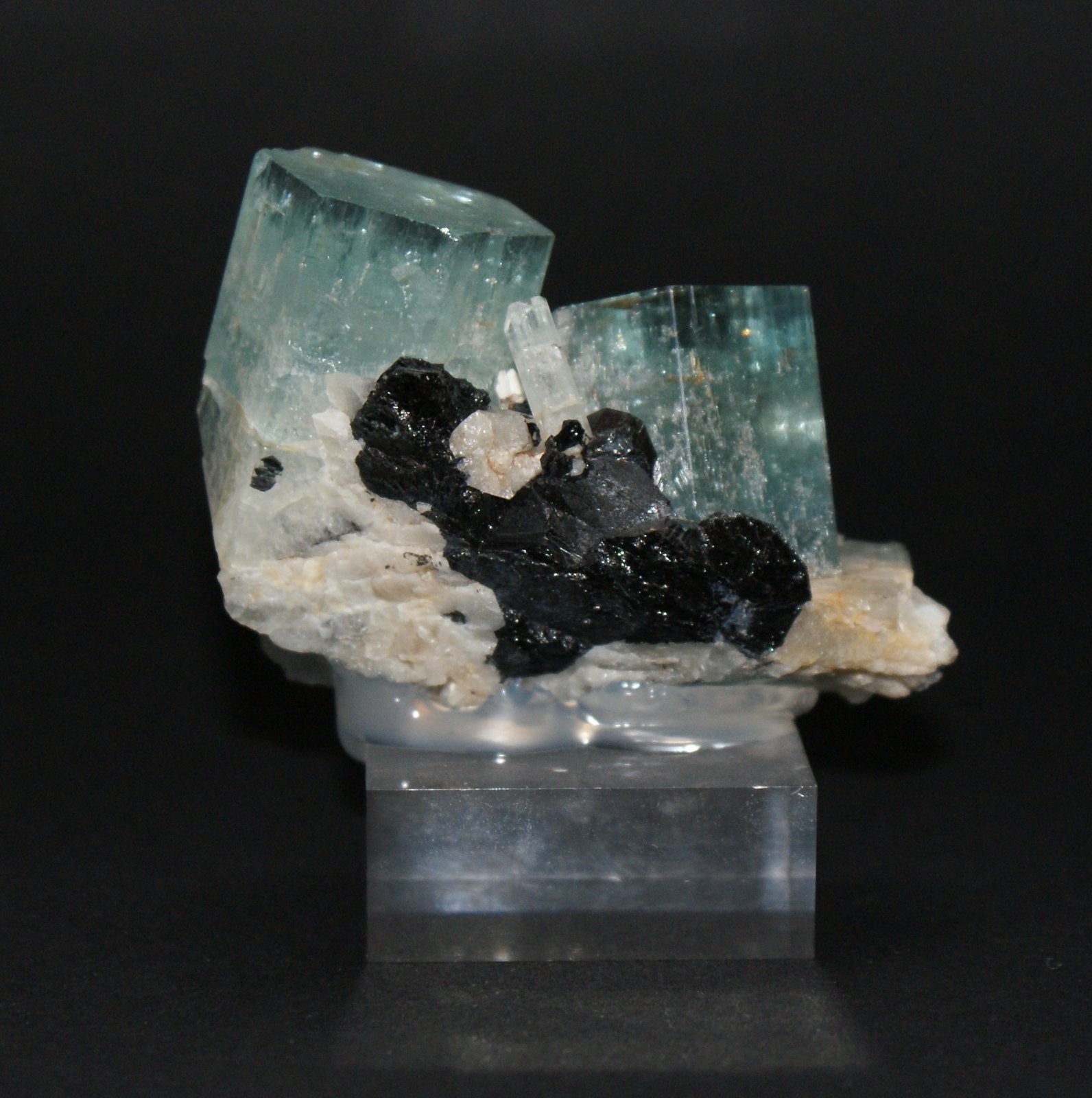 Beryl (variety aquamarine)
50mm x 40mm x 25mm
(Autor: Philippe Durand)