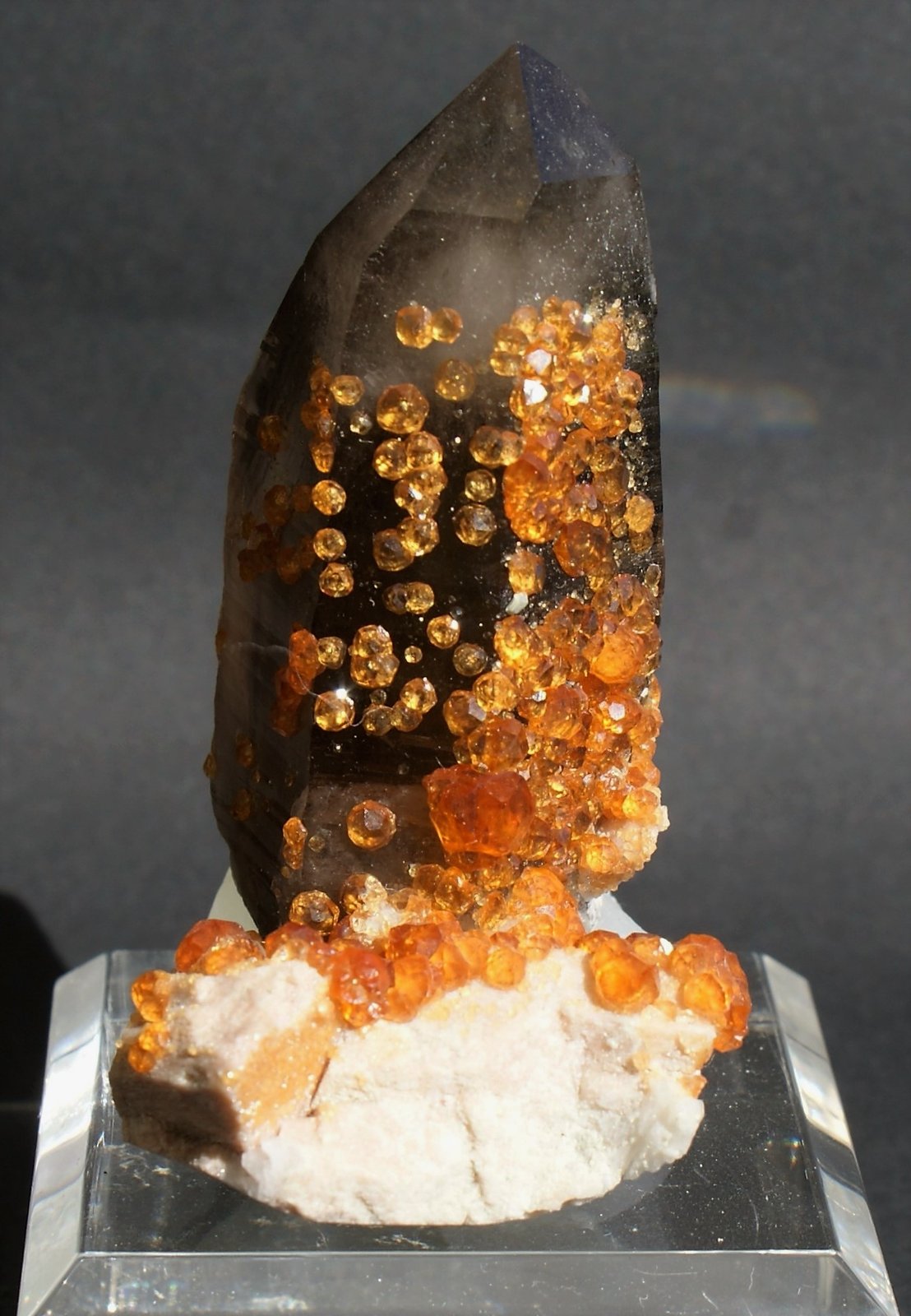 Quartz and Spessartine
55mm x 45mm x 35mm
(Autor: Philippe Durand)