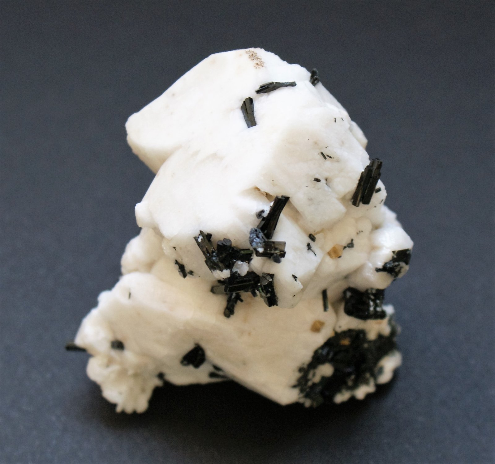 Orthoclase with Aegirine and Zircon
60mm x 60mm x 45mm
(Autor: Philippe Durand)