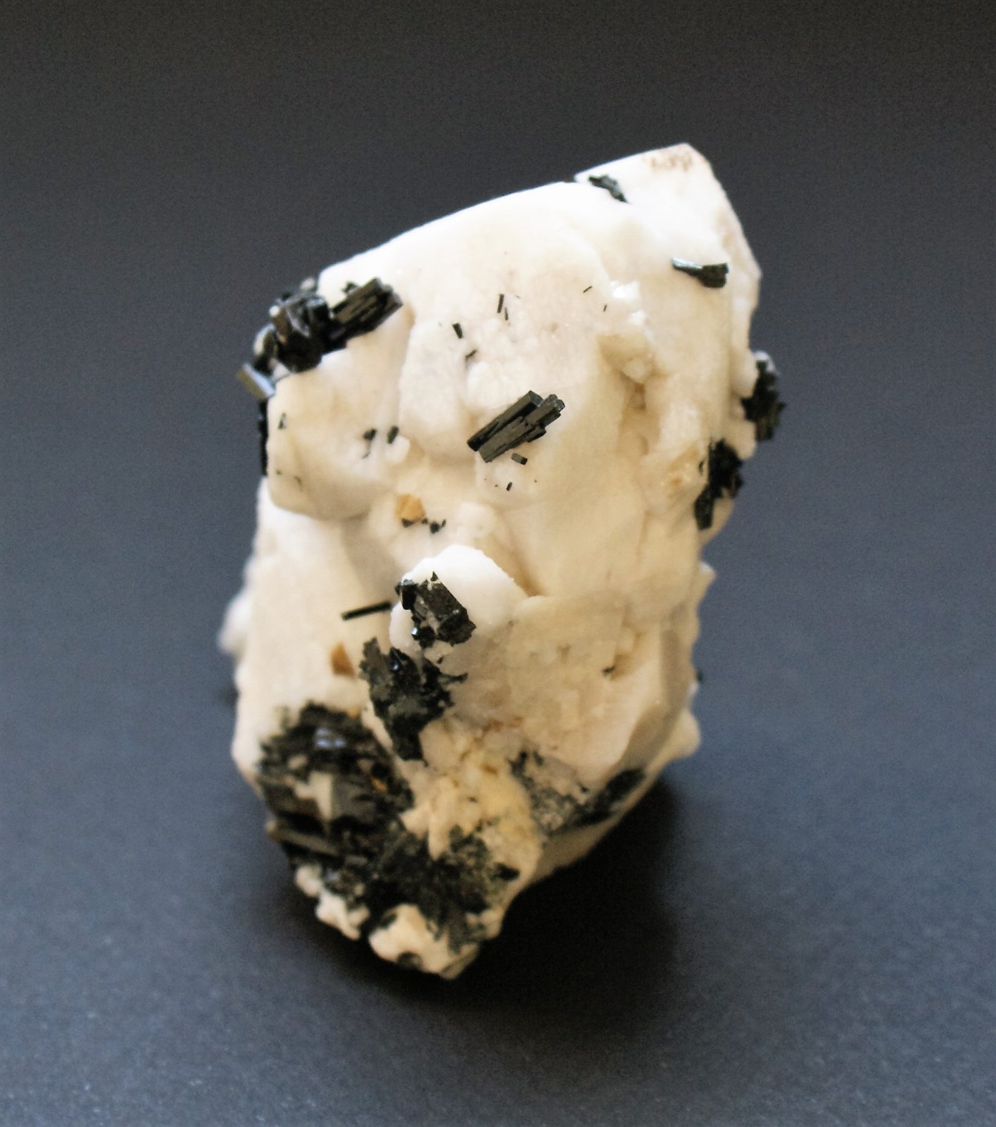 Orthoclase with Aegirine and Zircon
60mm x 60mm x 45mm
(Autor: Philippe Durand)