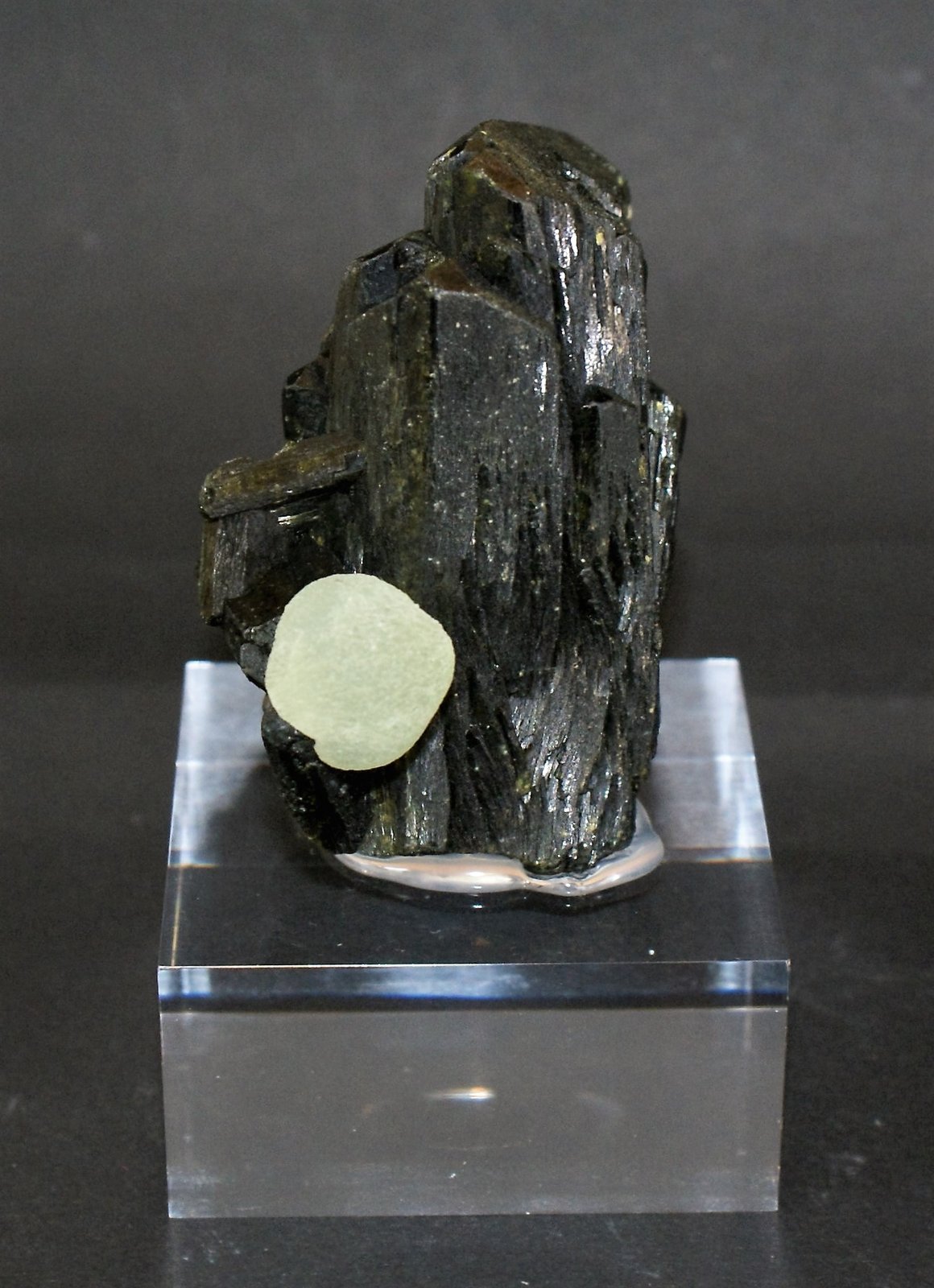 Epidote and Prehnite
60mm x 40mm x 45mm
(Autor: Philippe Durand)