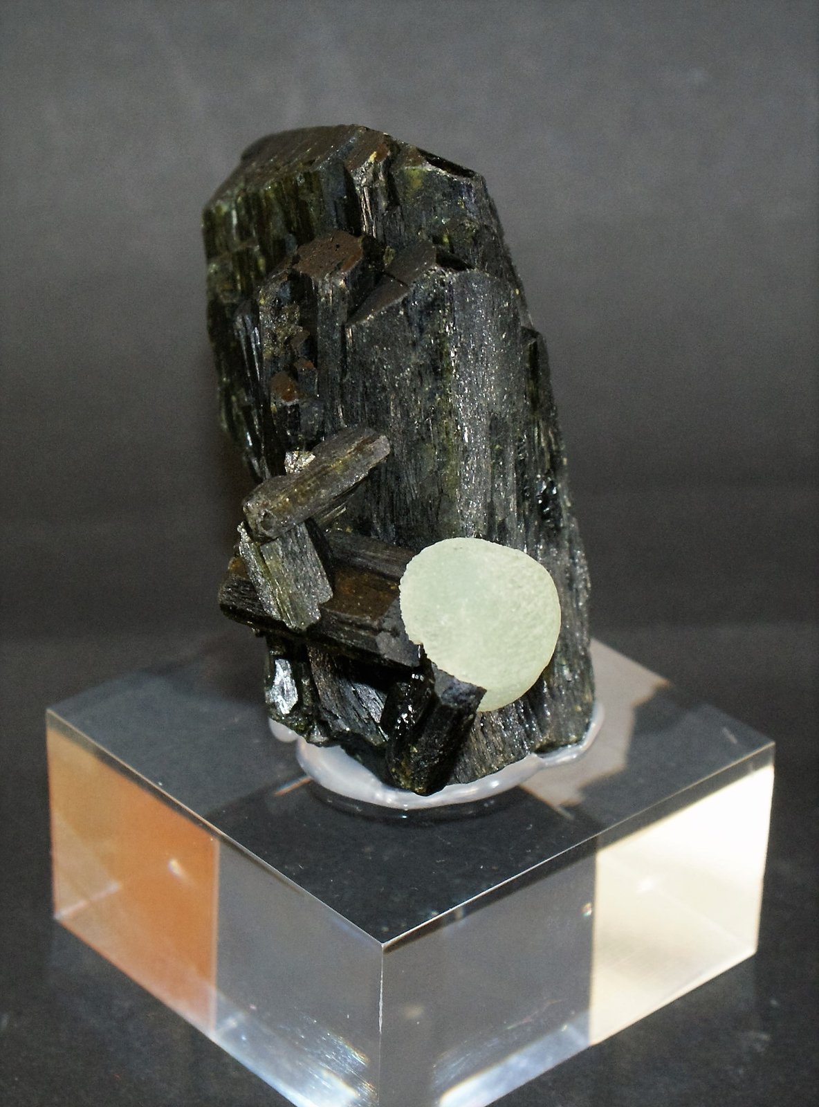 Epidote and Prehnite
60mm x 40mm x 45mm
(Autor: Philippe Durand)