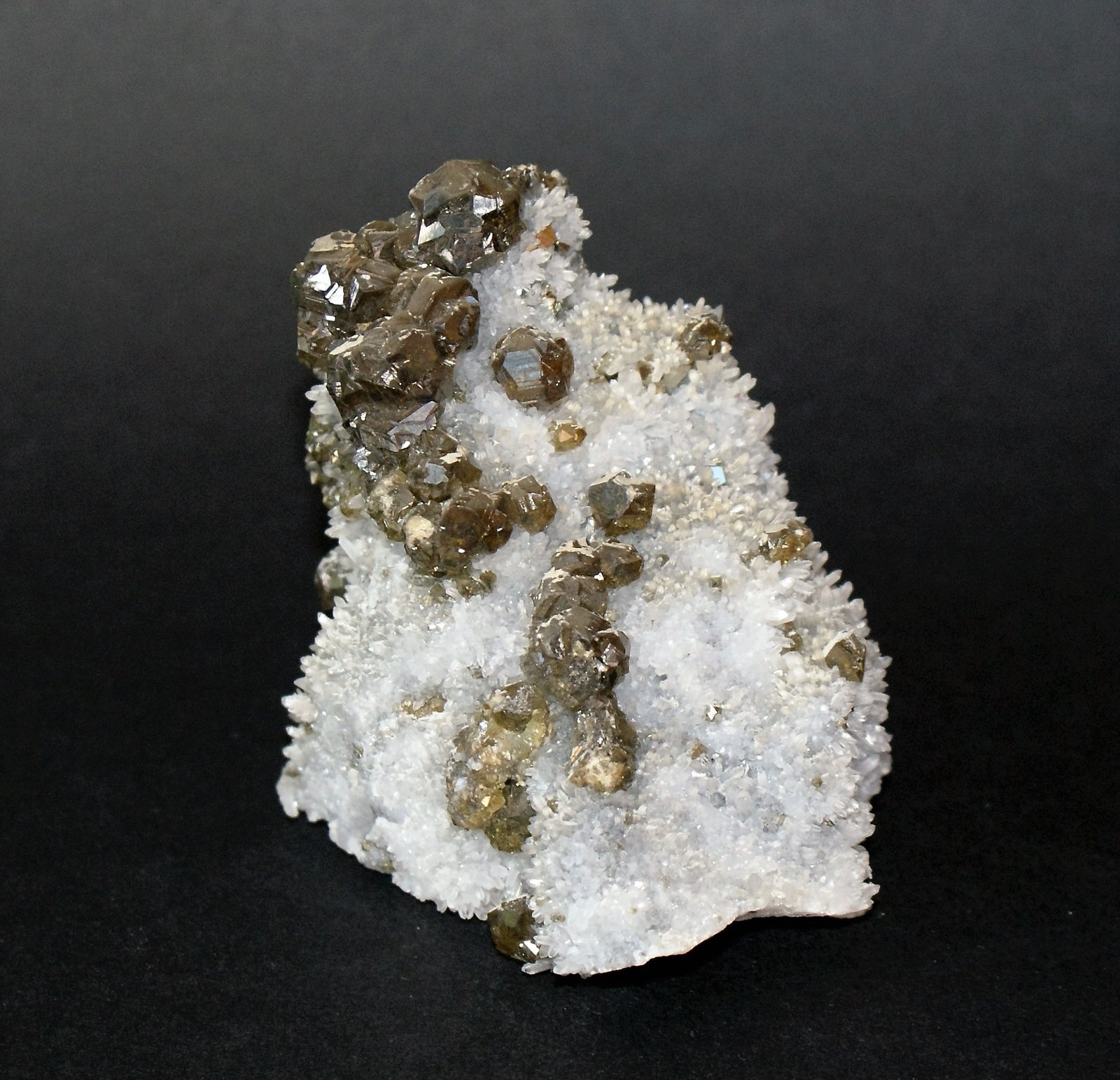 Sphalerite (variety cleiophane) on Quartz
70mm x 75mm x 60mm
(Autor: Philippe Durand)