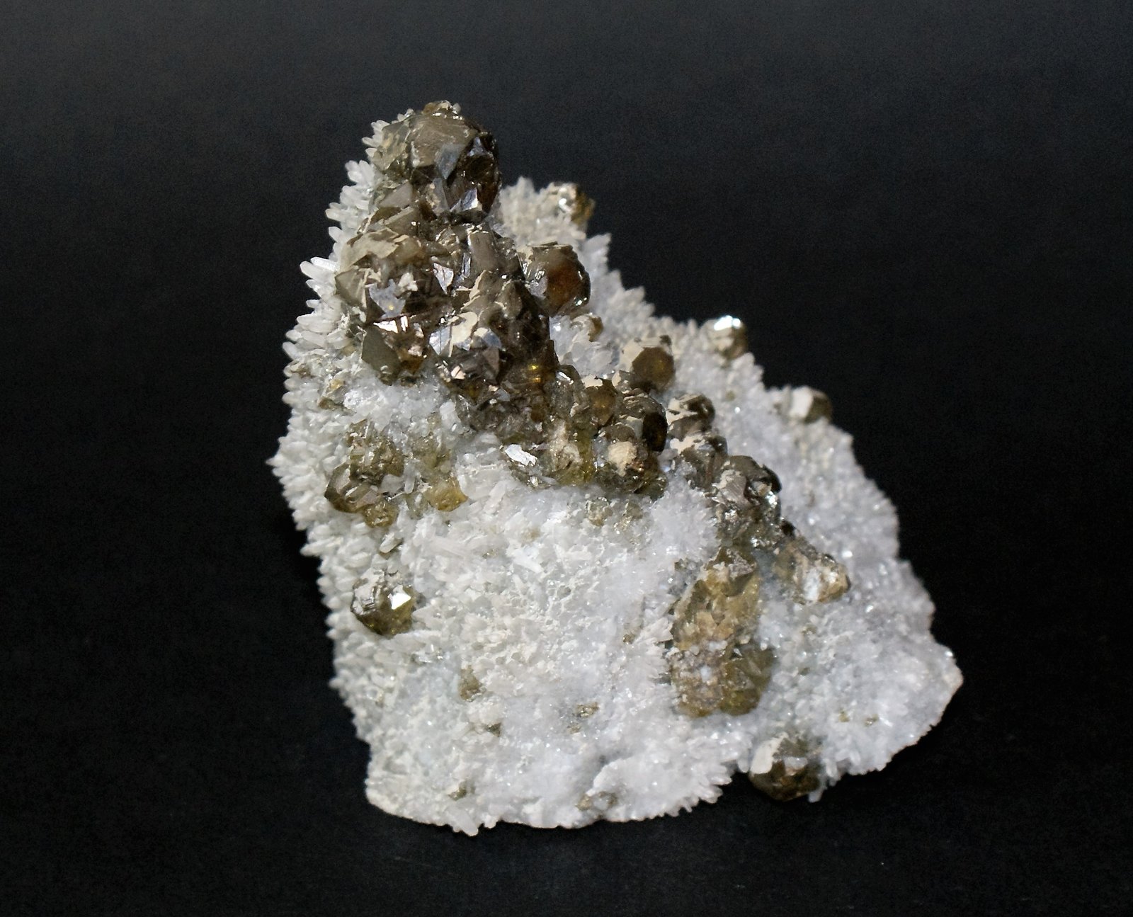Sphalerite (variety cleiophane) on Quartz
70mm x 75mm x 60mm
(Autor: Philippe Durand)