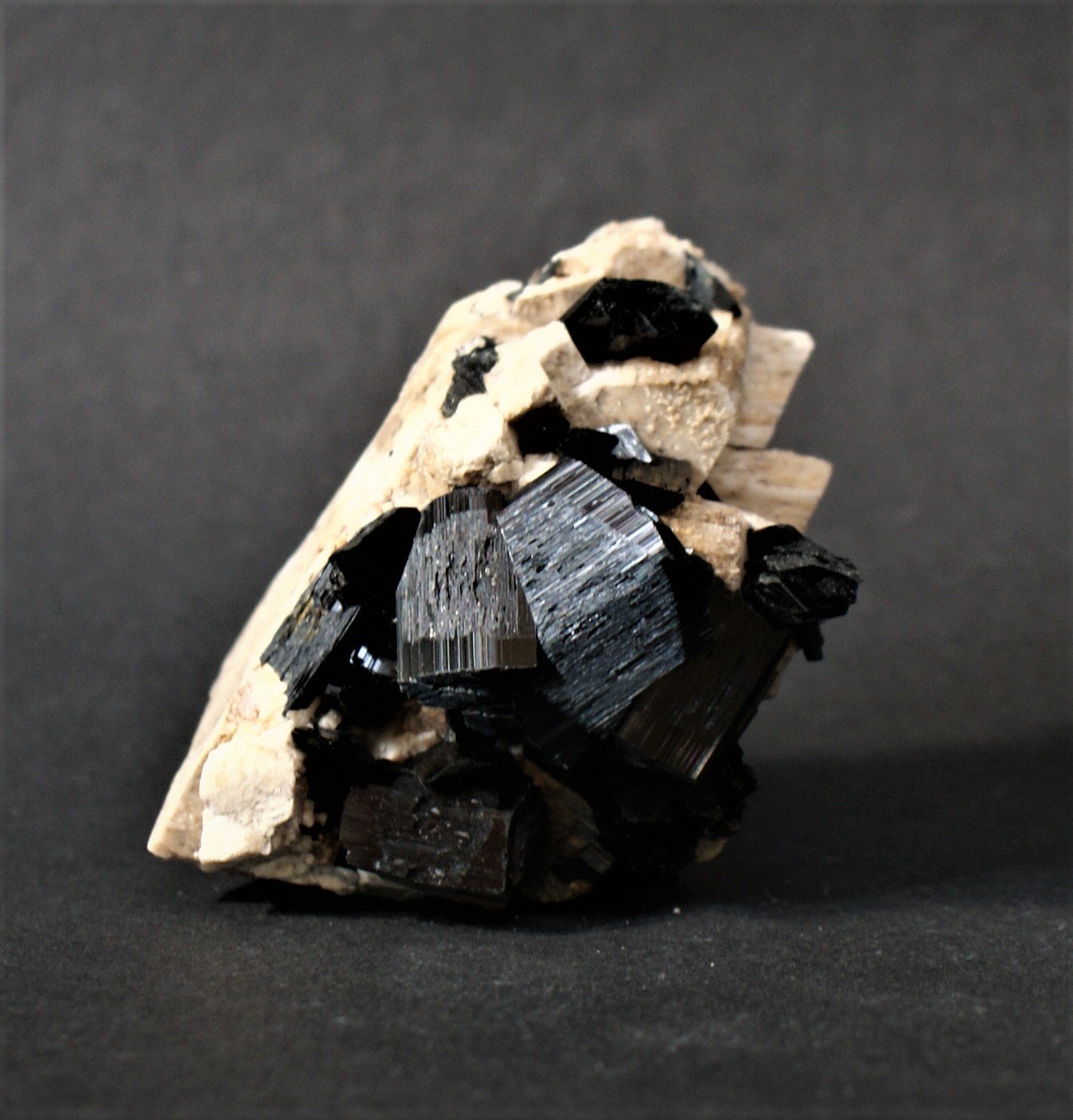 Arfvedsonite and microcline
55mm x 40mm x 40mm
(Autor: Philippe Durand)