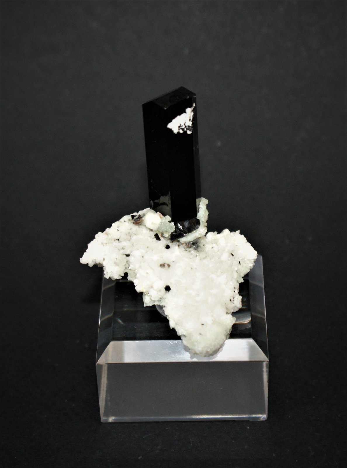 Tourmaline (varitety Schorl) on Albite and Hyalite
40mm x 40mm x 40 mm
(Autor: Philippe Durand)