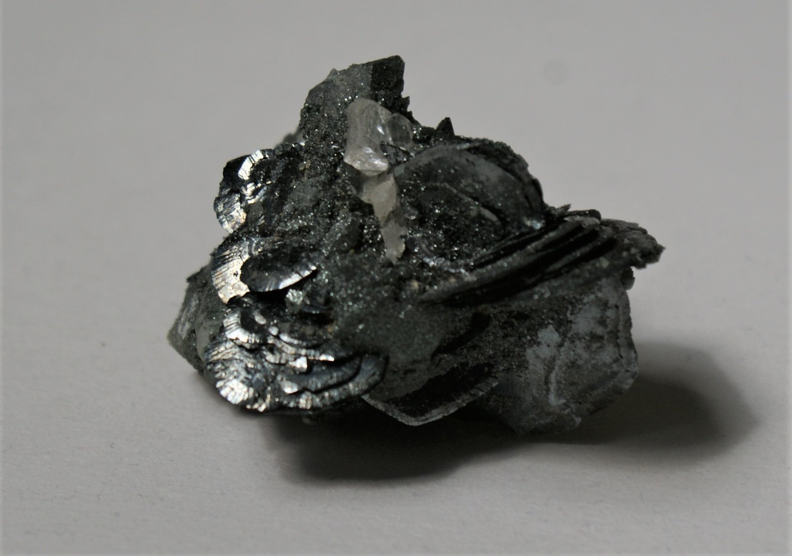 Hematite and 'Apatite'
45mm x 30mm x 30mm
(Autor: Philippe Durand)