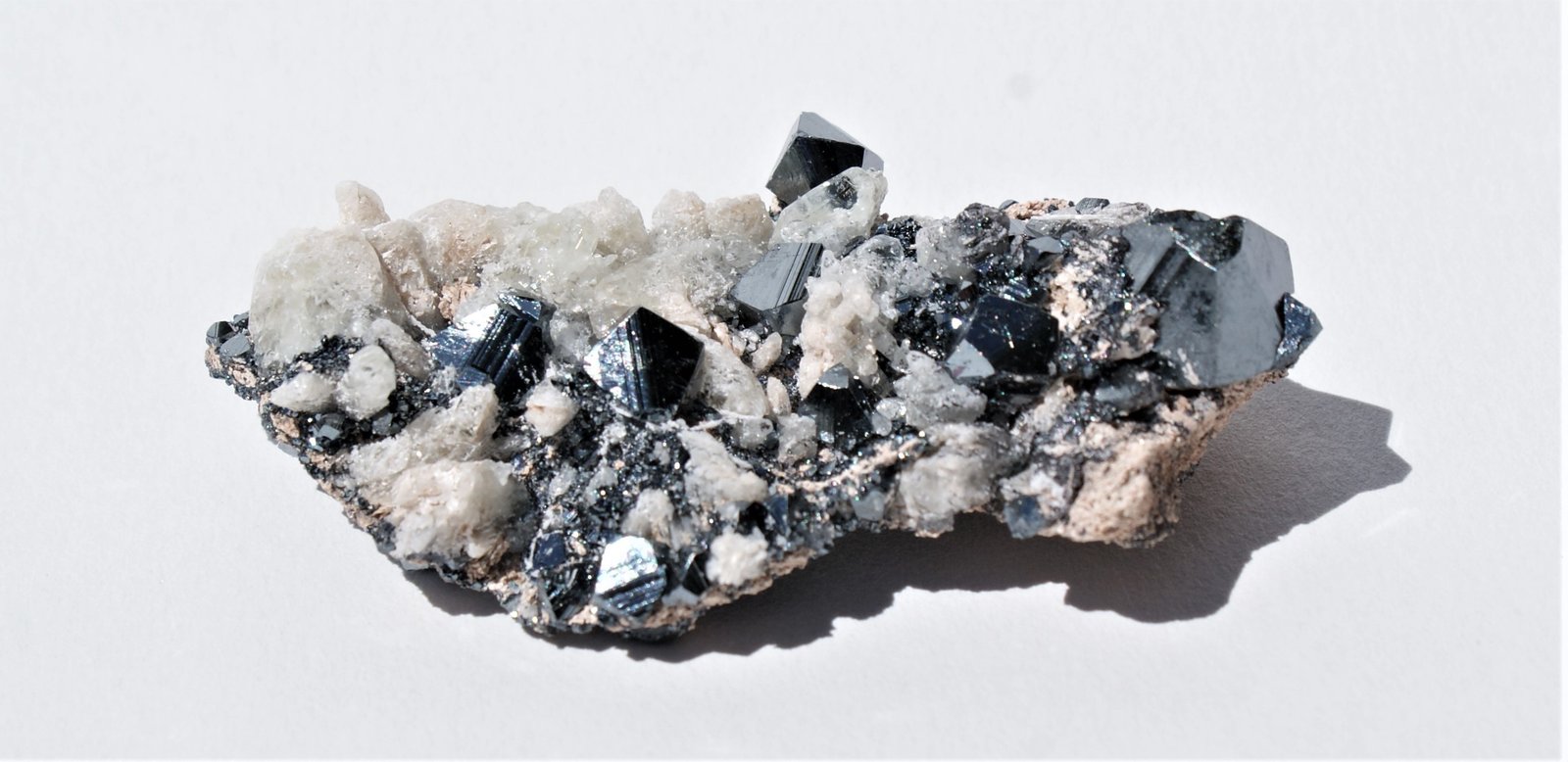 Hematite and Calcite
60mm  X 40mm X 20mm
(Autor: Philippe Durand)