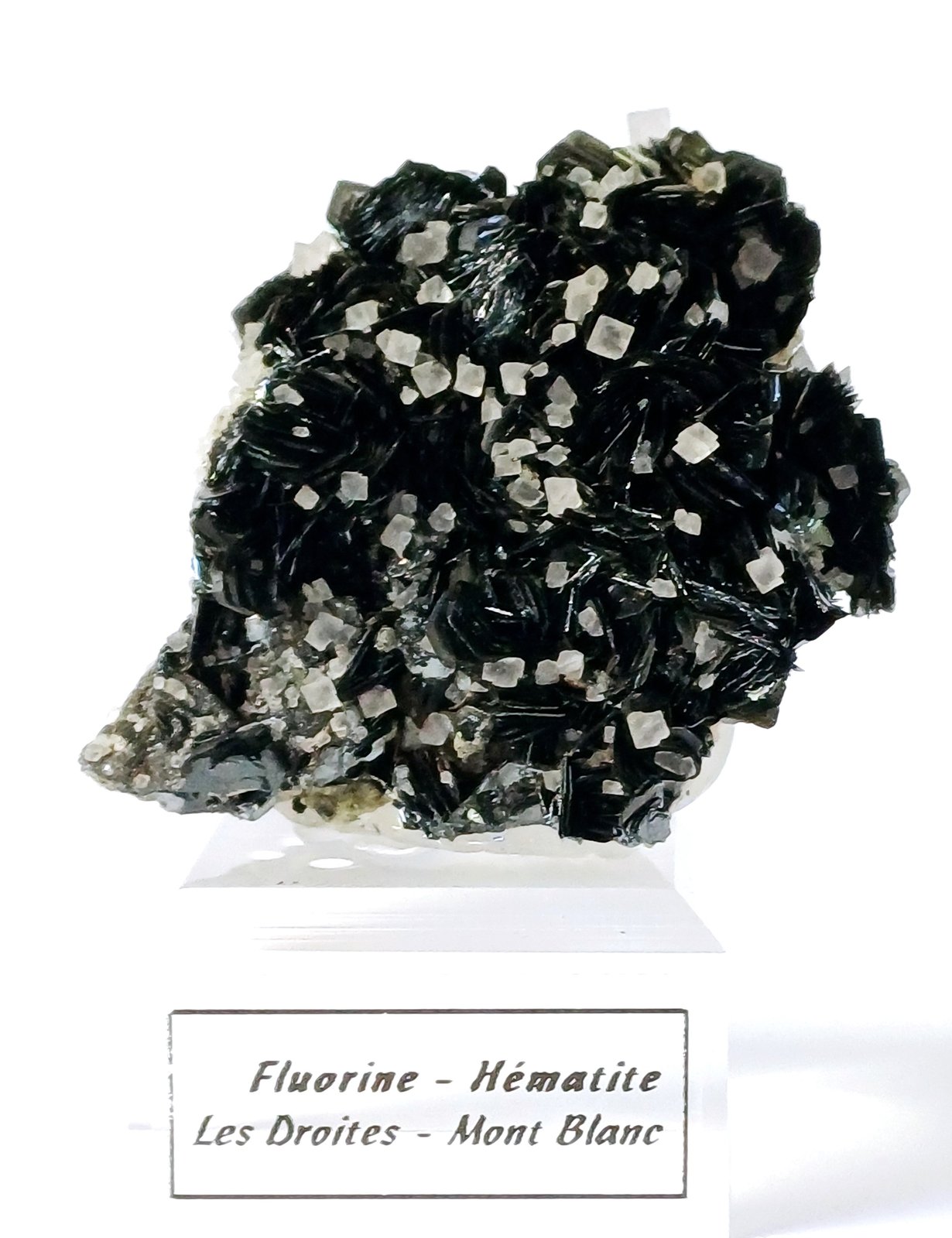 Hematite and Fluorite
60mm x 55mm x 35mm
(Autor: Philippe Durand)
