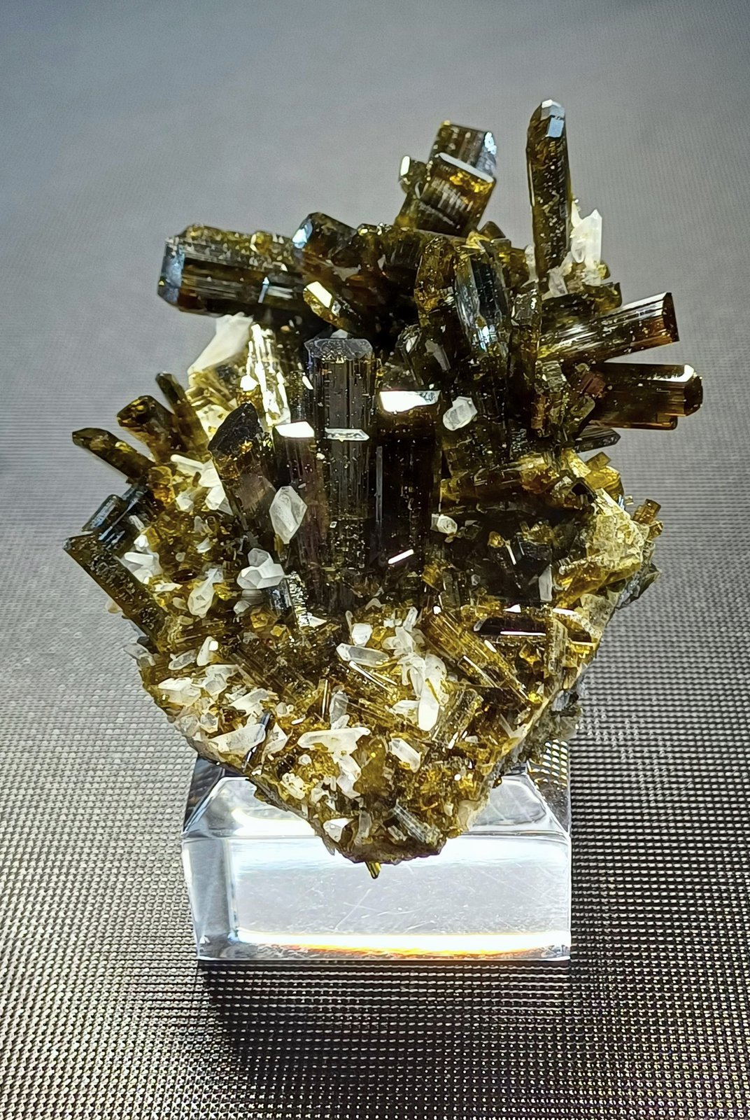 Epidote
75mm x 55mm x 40mm
(Autor: Philippe Durand)