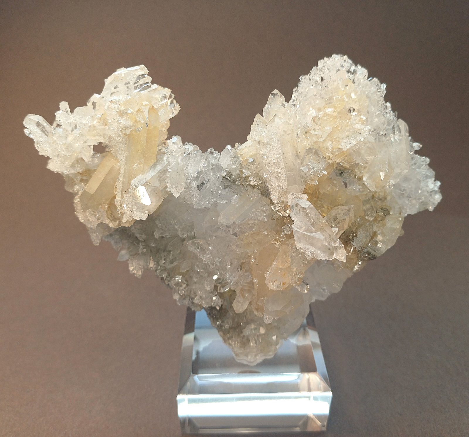 Quartz (twinned - La Gardette twin - and faden variety)
110mm x 35mm x 80mm
(Autor: Philippe Durand)