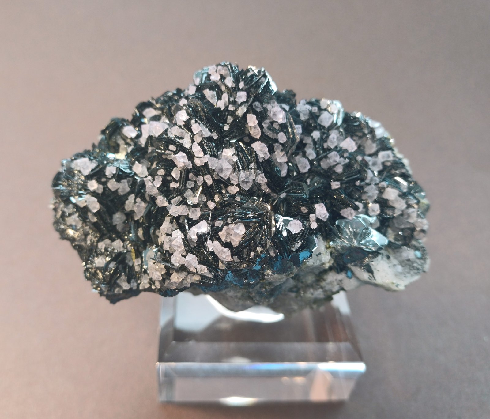 Hematite and Fluorite
80mm x 55mm x 40 mm
(Autor: Philippe Durand)