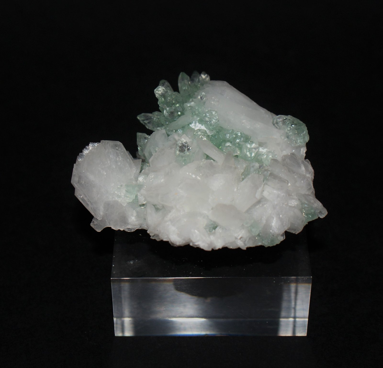 Fluorapophyllite-(K) and Stilbite-Ca
50mm x 50mm x 30mm
(Autor: Philippe Durand)