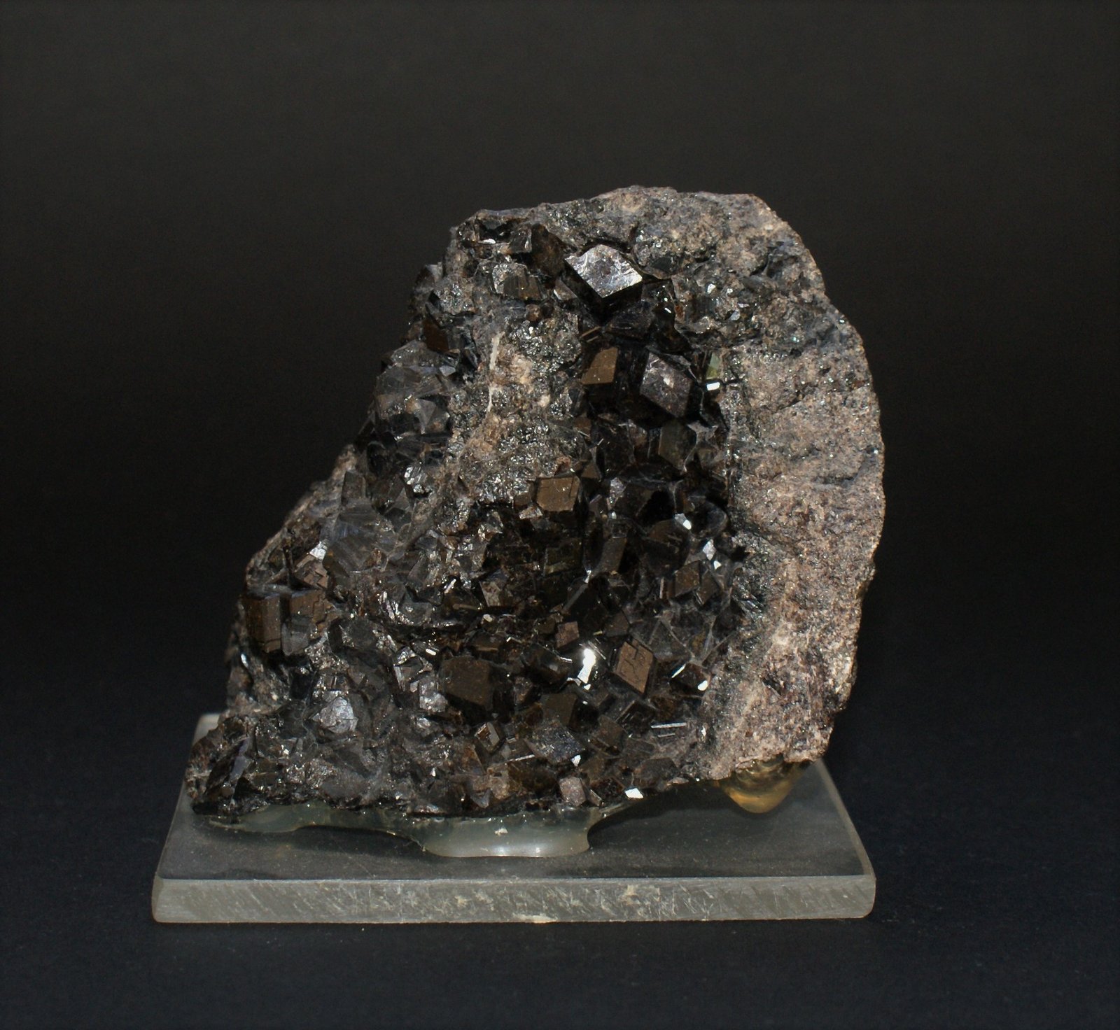 Andradite
70mm x 60mm x 40mm
(Autor: Philippe Durand)