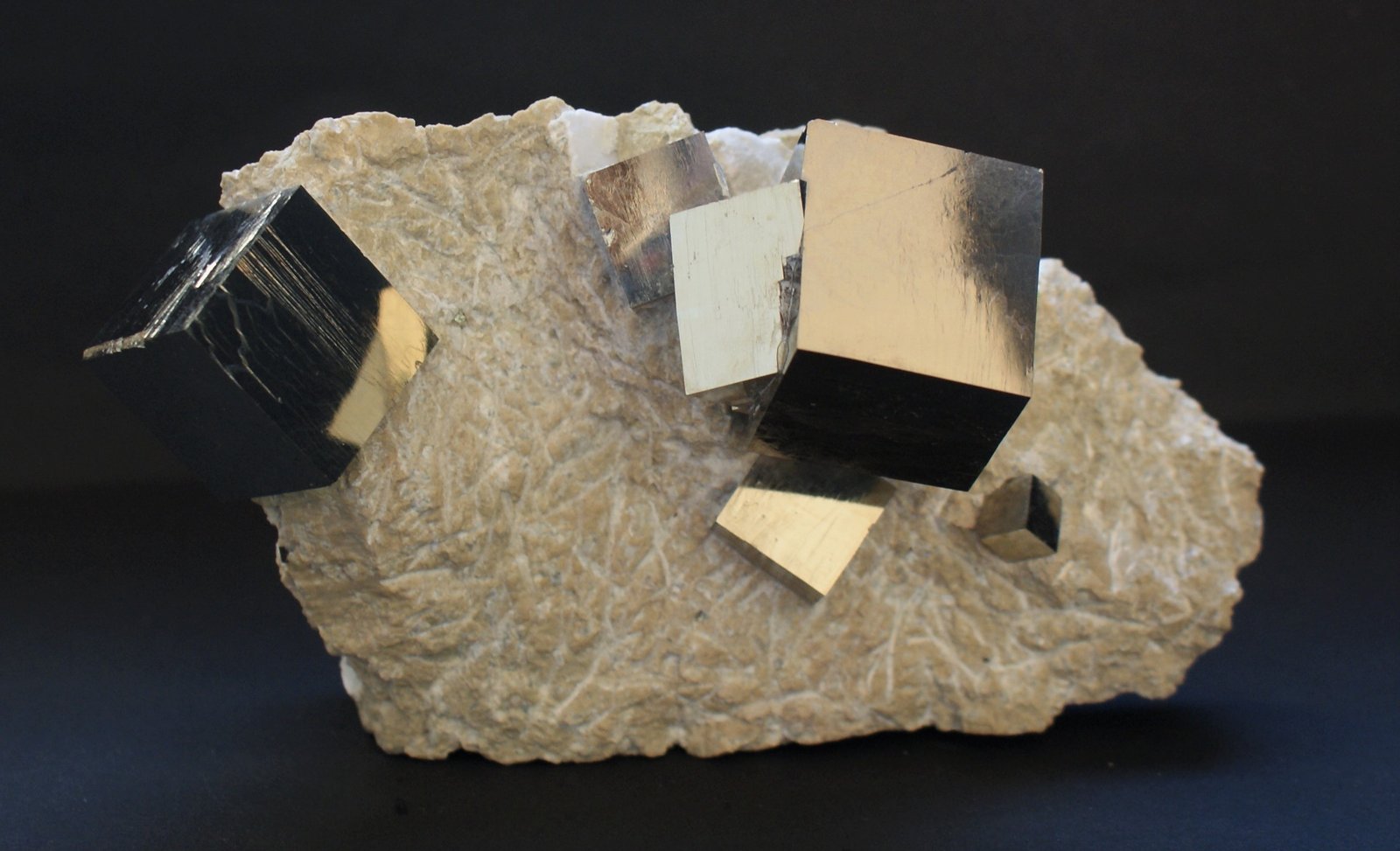 Pyrite
150mm  x 80mm x 60mm
(Autor: Philippe Durand)