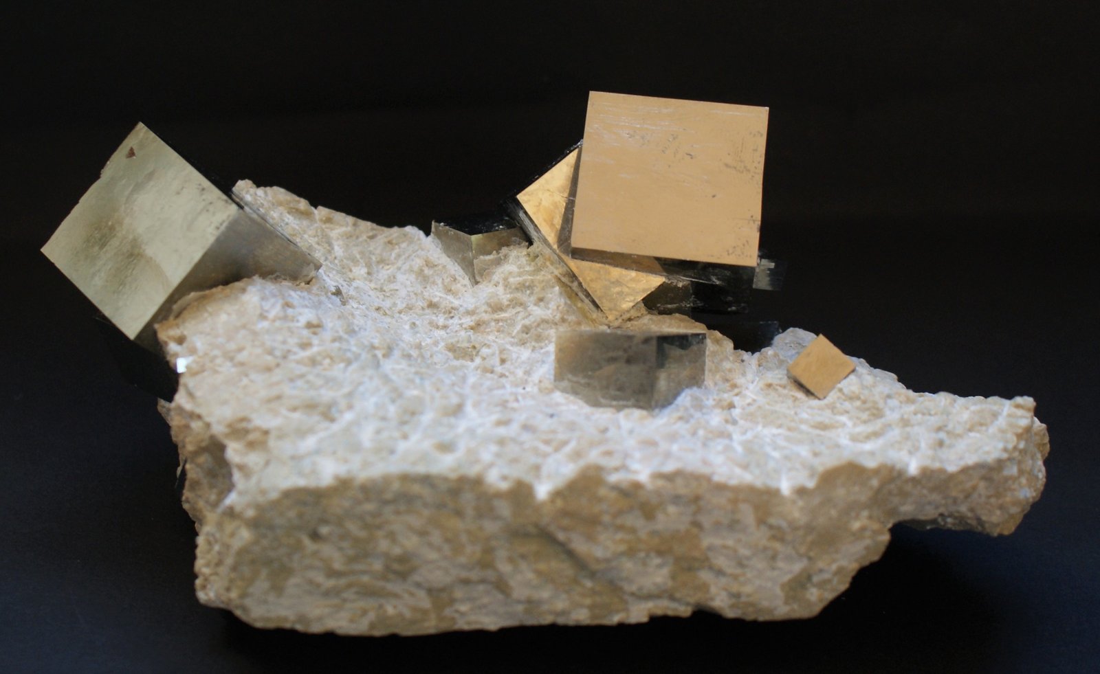 Pyrite
150mm  x 80mm x 60mm
(Autor: Philippe Durand)