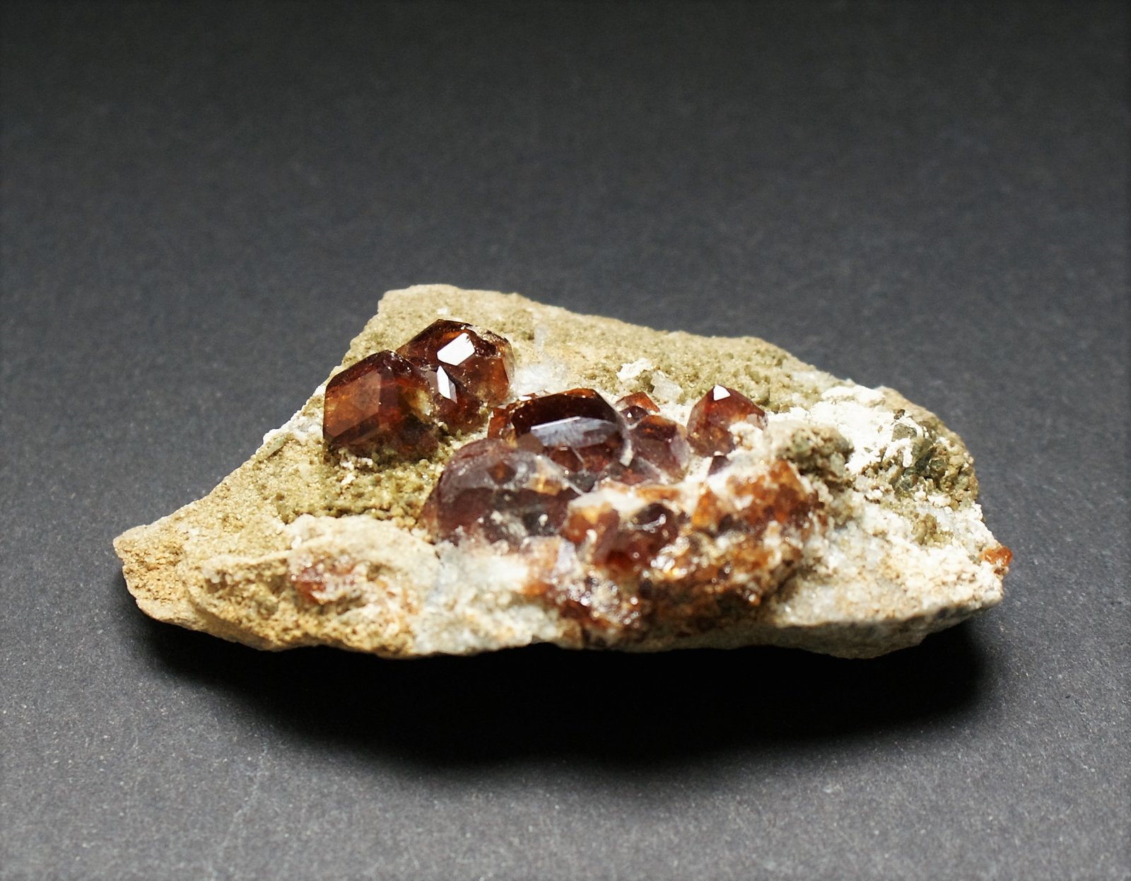 Garnet (Group)
70mm x 40mm x 20mm
(Autor: Philippe Durand)