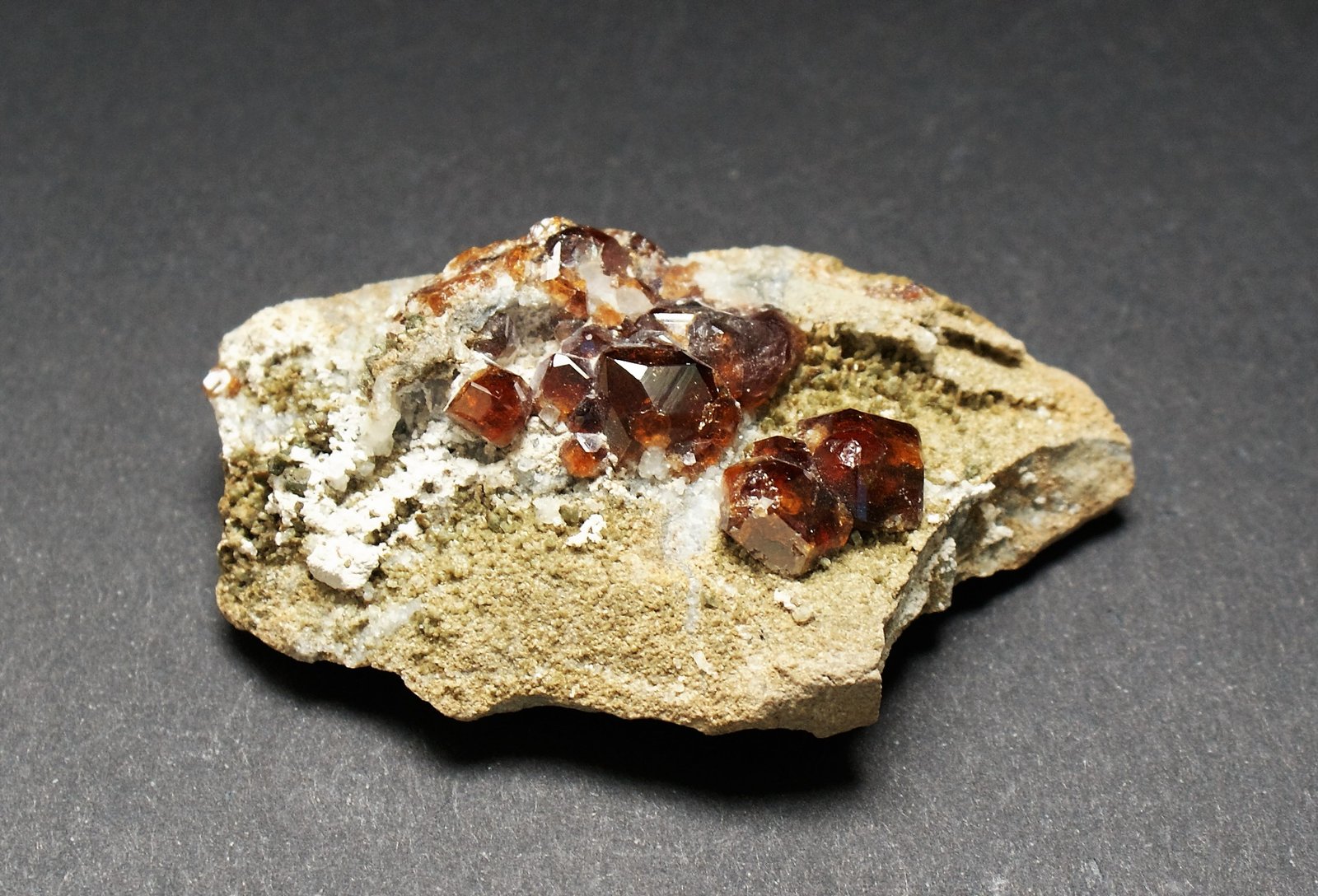 Garnet (Group)
70mm x 40mm x 20mm
(Autor: Philippe Durand)
