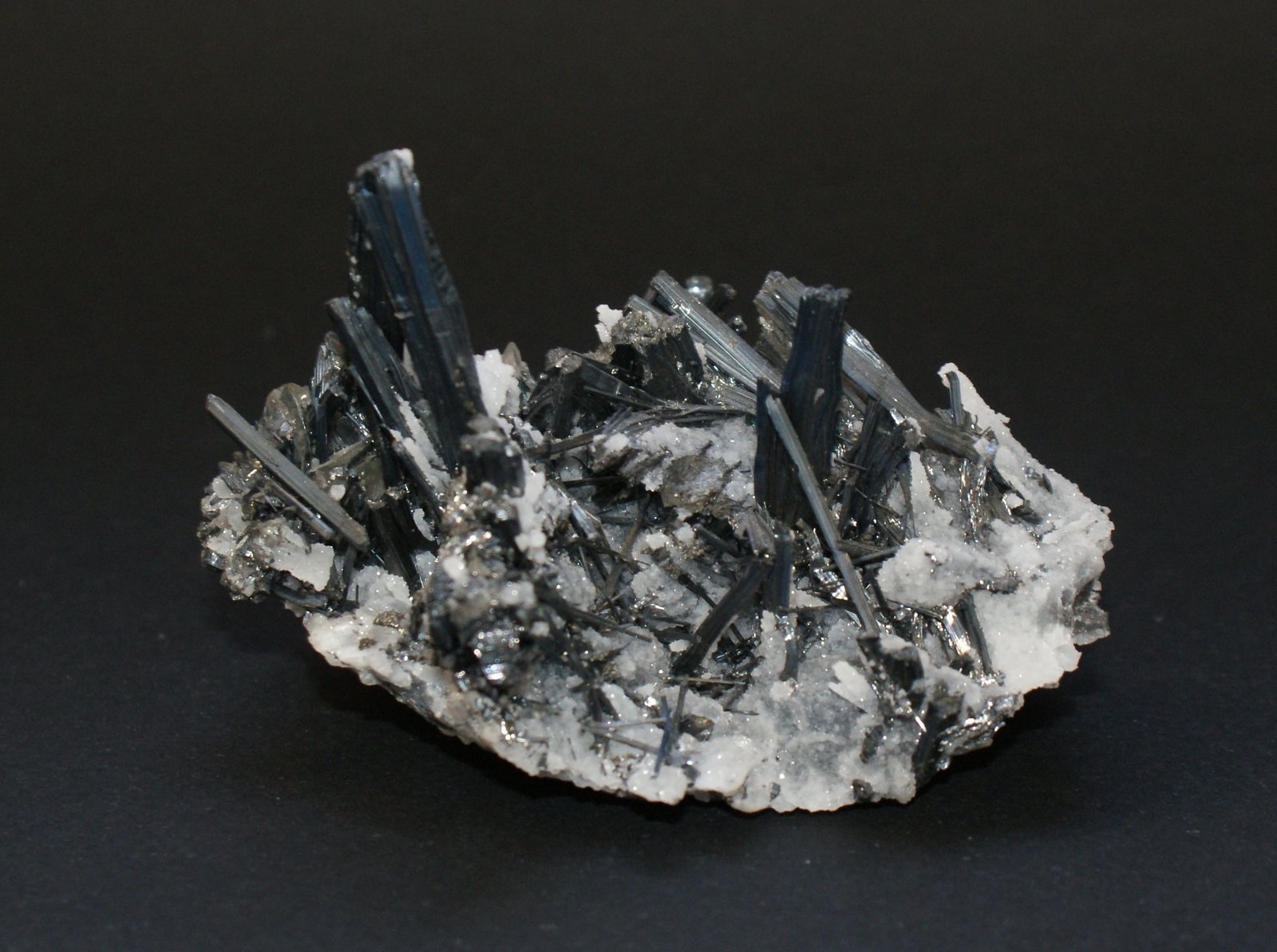 Stibnite
90mm x 60mm x 50mm
(Autor: Philippe Durand)