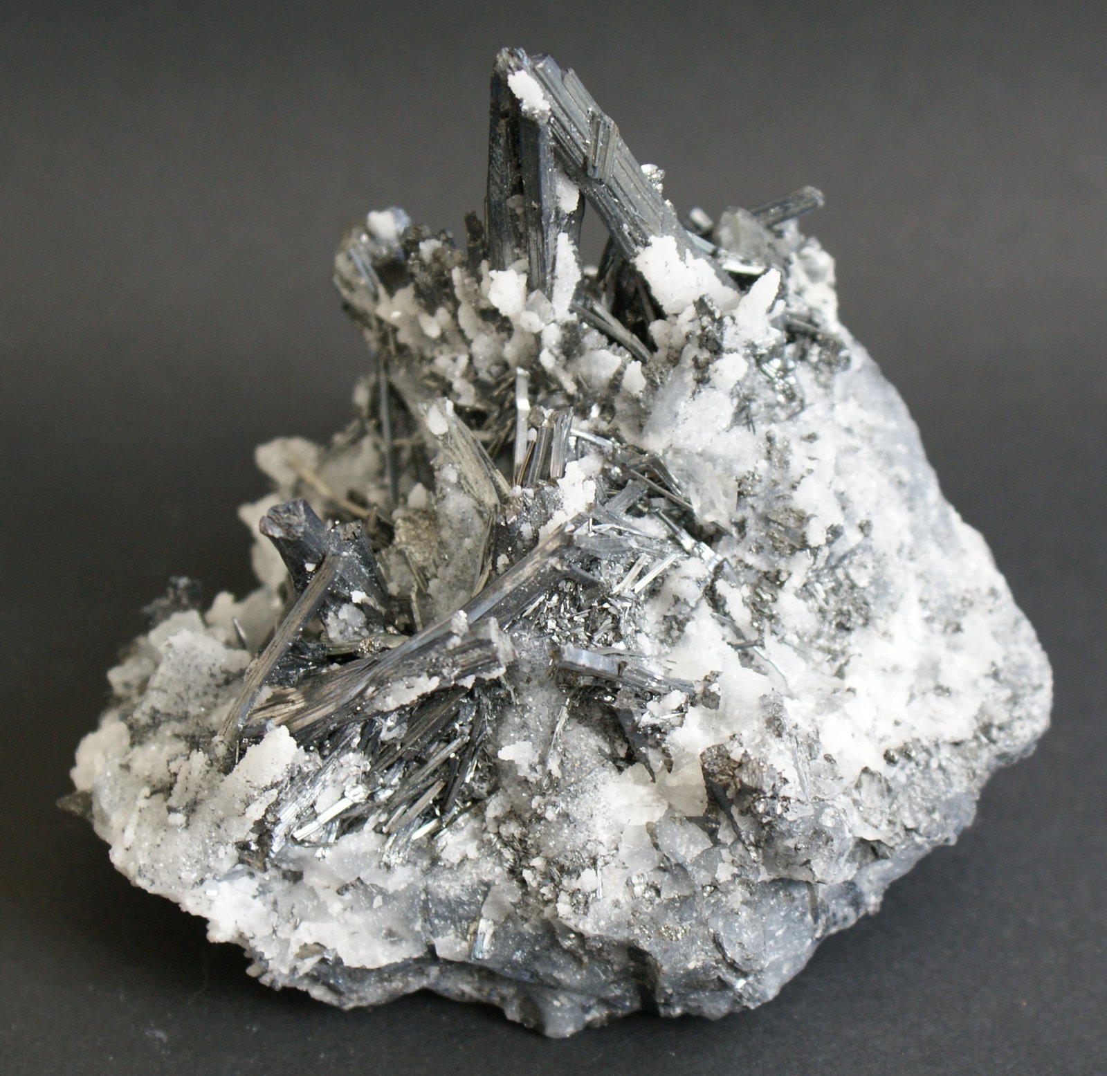 Stibnite
90mm x 60mm x 50mm
(Autor: Philippe Durand)