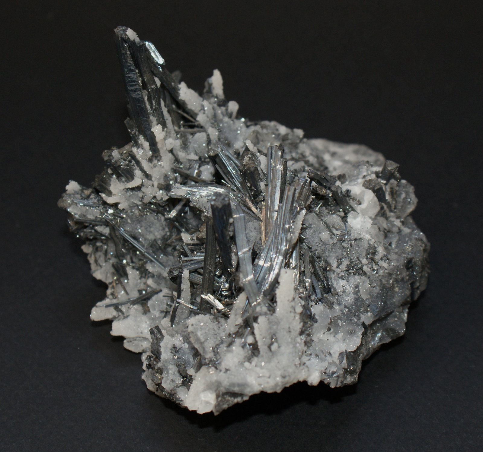 Stibnite
90mm x 60mm x 50mm
(Autor: Philippe Durand)