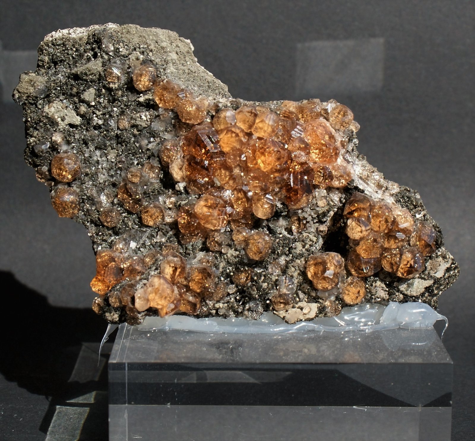 Grossular (variety hessonite)
80mm x 50mm 10 mm
(Autor: Philippe Durand)