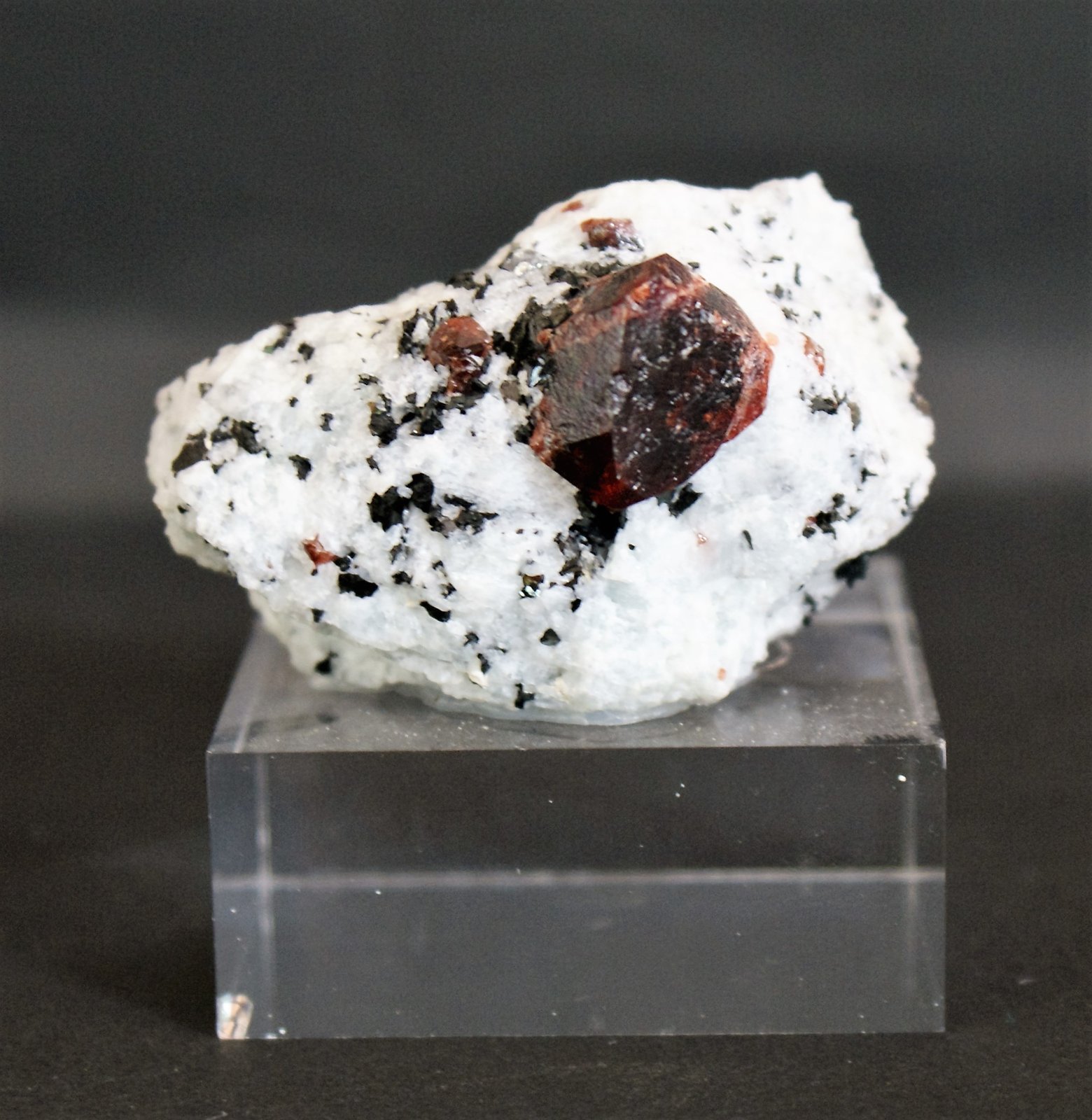 Zircon
50mm x 30mm x 35mm
(Autor: Philippe Durand)