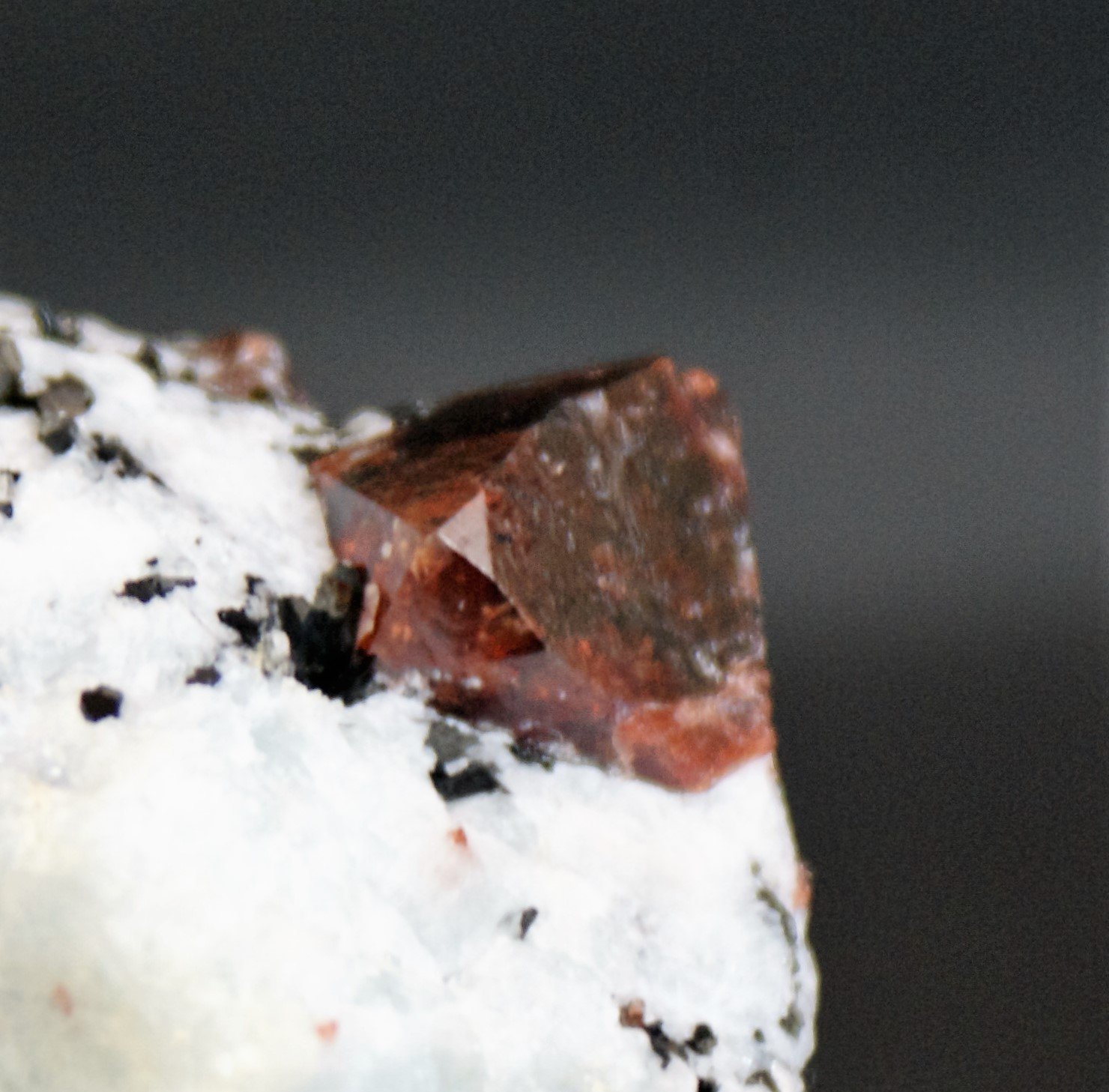 Zircon
50mm x 30mm x 35mm
(Autor: Philippe Durand)