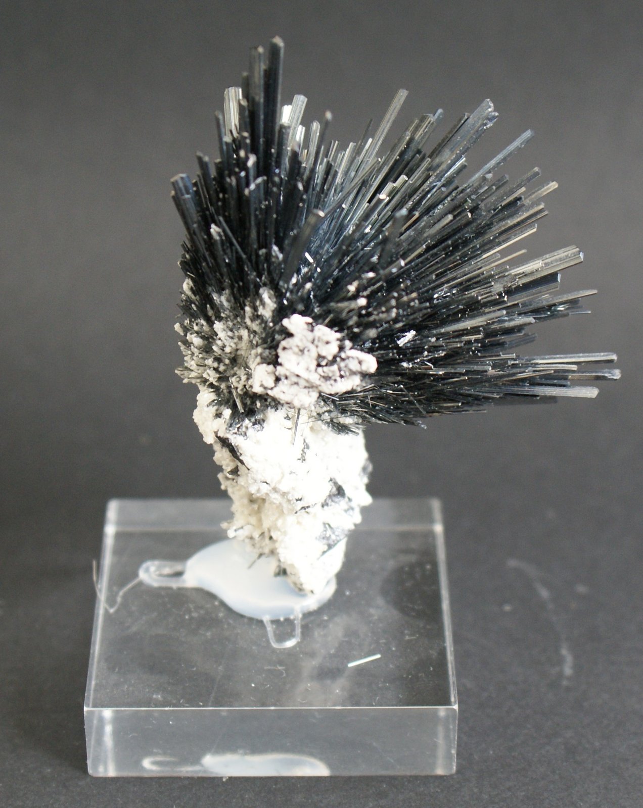 Stibnite
60mm x 40mm x 20mm
(Autor: Philippe Durand)