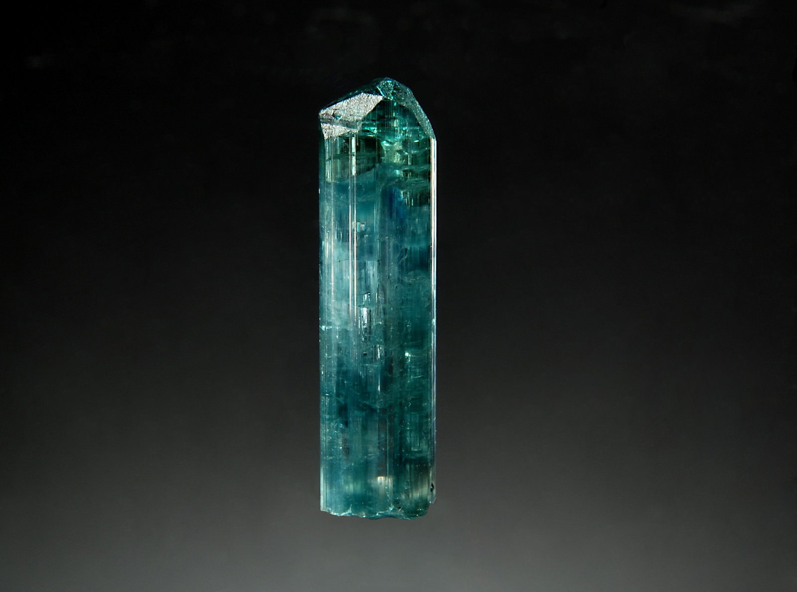 Fluor-elbaite
0.6 x 2.6 cm
(Autor: Michael Shaw)