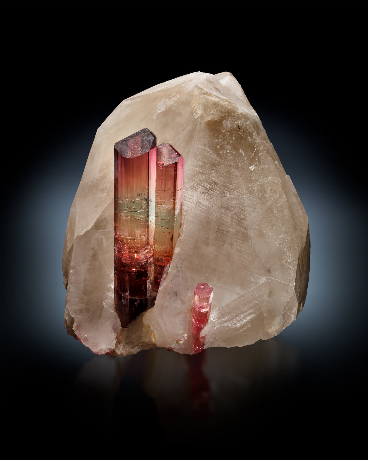 Elbaite
12.5 x 18 x 14 cm / main crystal: 10.7 cm
(Autor: MIM Museum)