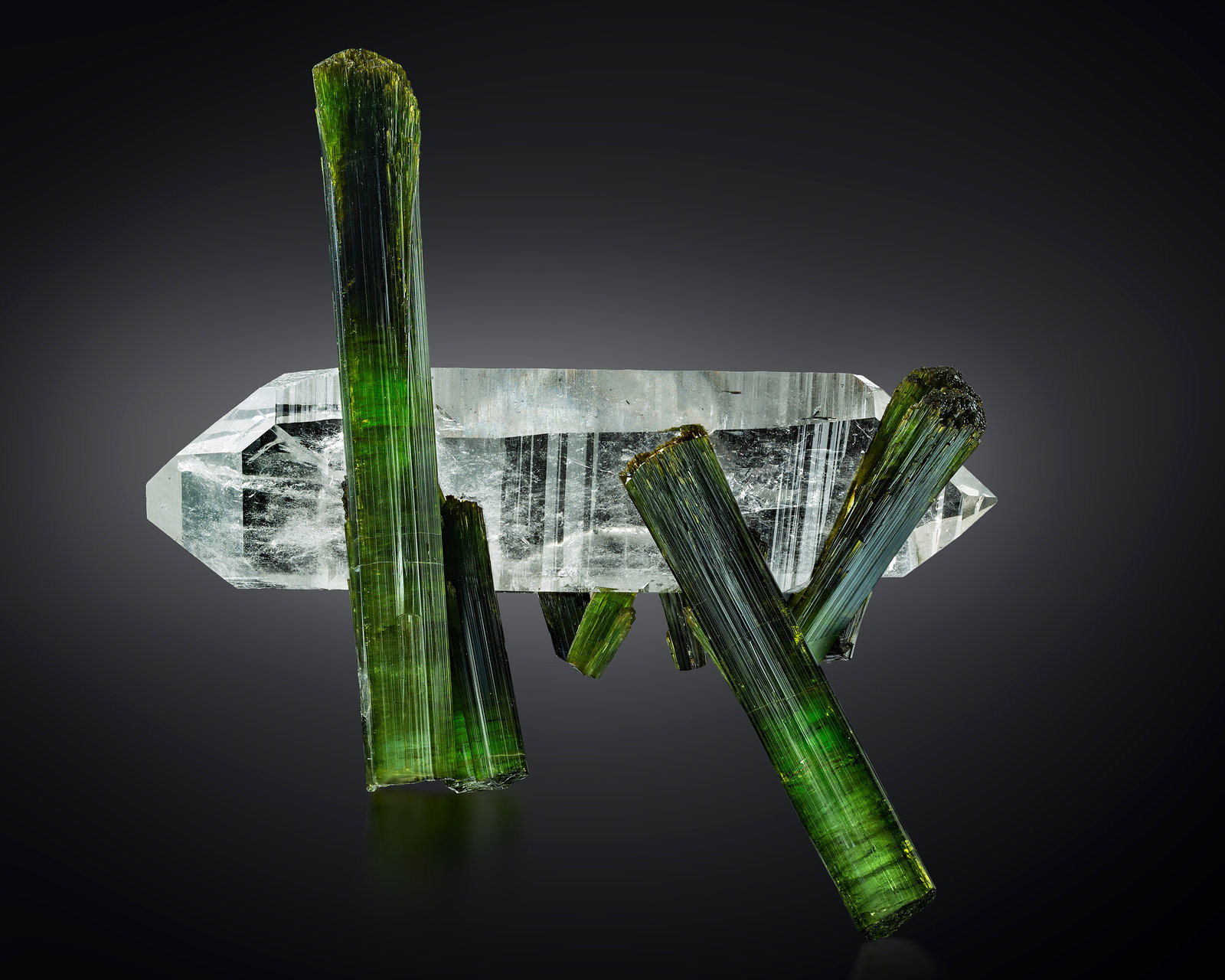 Elbaite
14 x 7 x 14 cm / main crystal: 10.9 cm
(Autor: MIM Museum)