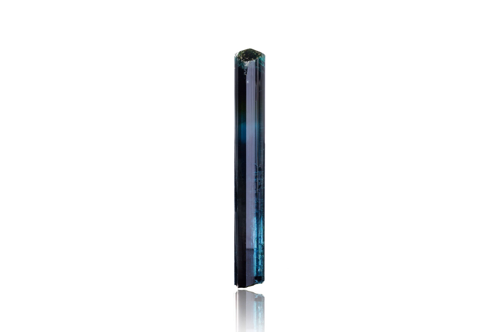 Elbaite (variety indicolite)
3.5 x 3.5 x 12 cm / main crystal: 11.5 cm
(Autor: MIM Museum)