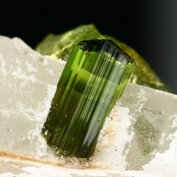 Elbaite on quartz
Crystal size ~ 2 cm
(Autor: Tobi)