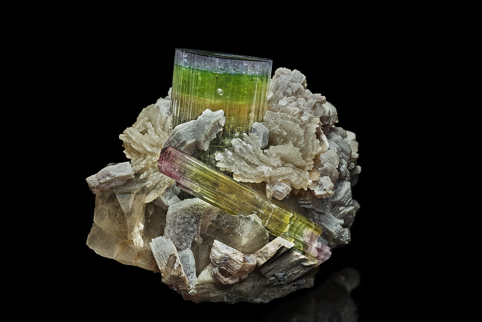 Elbaite, Polylithionite-Trilithionite (Series), Albite, Quartz (variety smoky quartz)
9.8 x 7.8 cm
(Autor: am mizunaka)