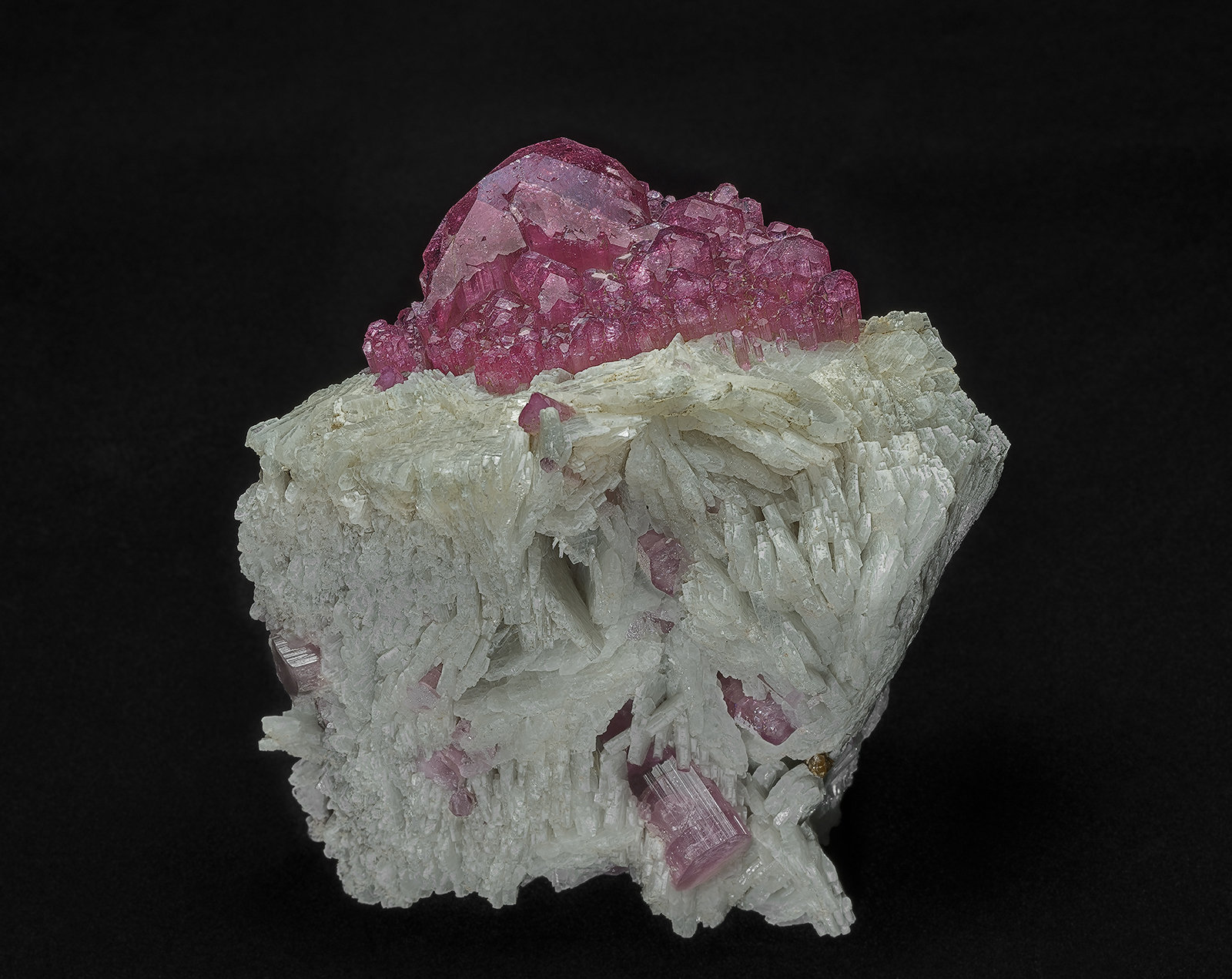 Elbaite, Cleavelandite
9.5 x 9.7 cm
(Autor: am mizunaka)