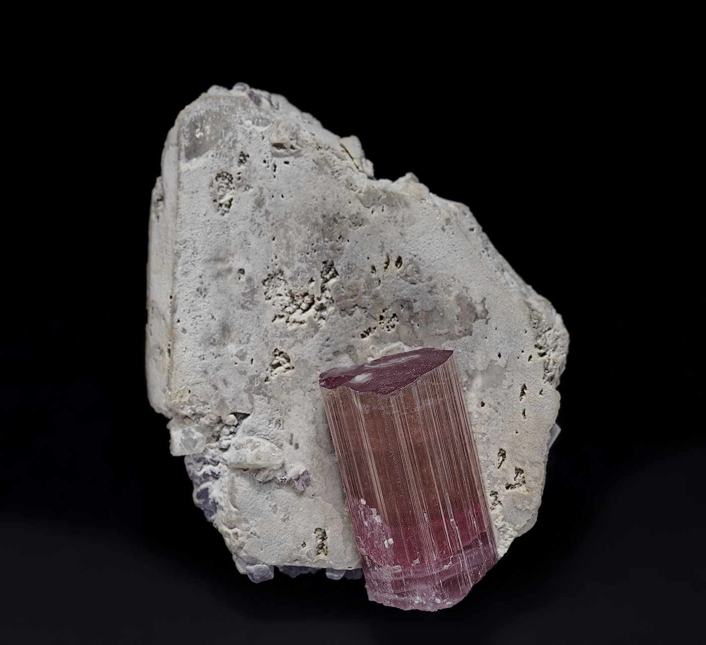 Elbaite, Orthoclase, Lepidolite
6.4 x 4.6 cm
(Autor: am mizunaka)