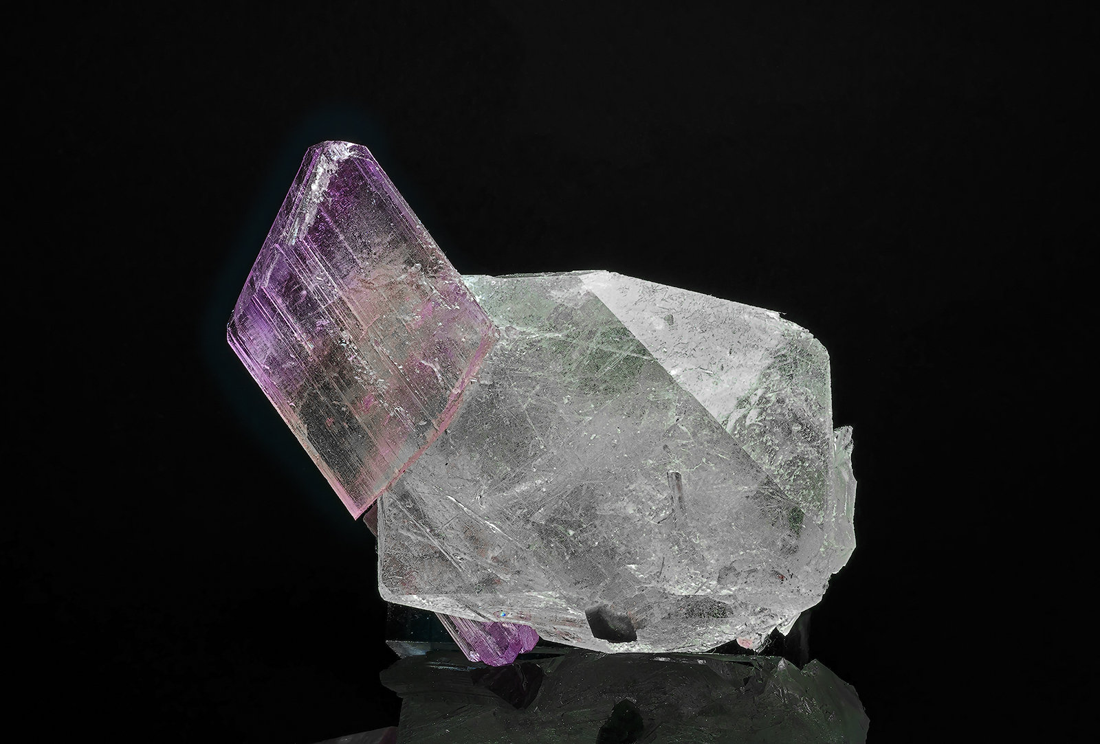 Elbaite, Quartz
2.4 x 2.6 x .5 cm
(Autor: am mizunaka)