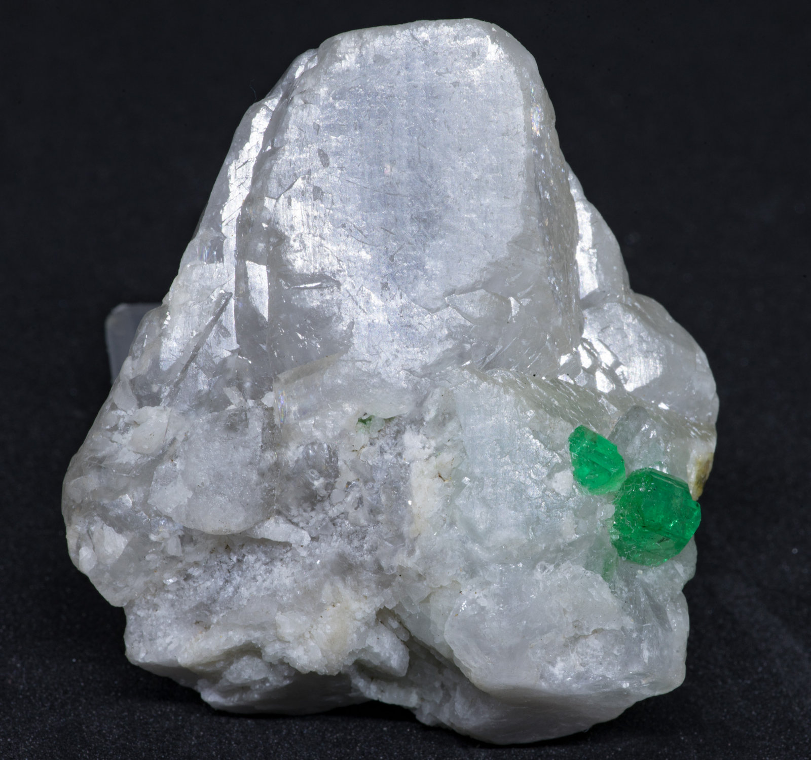 Beryl (variety emerald), Calcite
52mm x 46mm x 22mm
(Autor: Bergur_E_Sigurdarson)