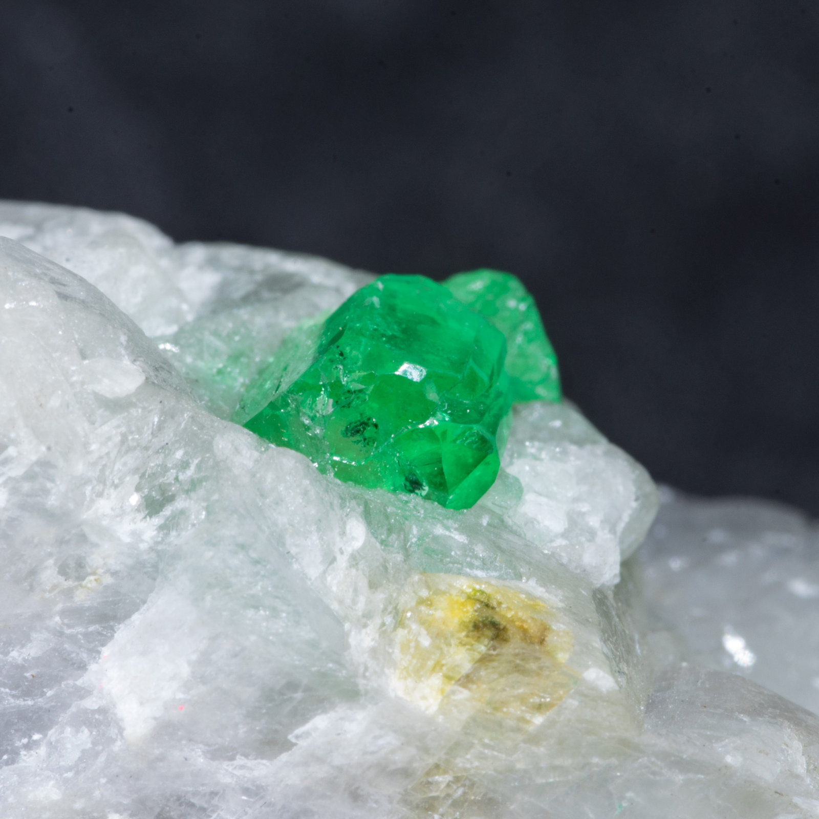 Beryl (variety emerald), Calcite
52mm x 46mm x 22mm
(Autor: Bergur_E_Sigurdarson)