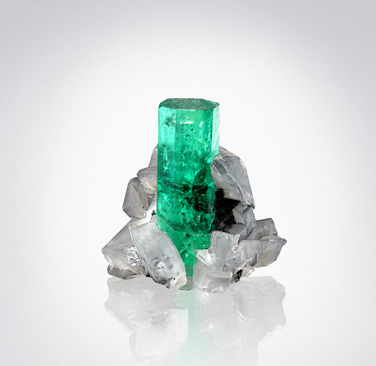 Beryl (variety emerald) on Dolomite
29 x 28 x 28 mm
(Autor: TamaHiguchi)