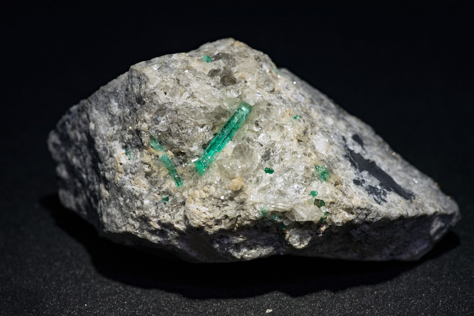 Beryl (variety emerald), Quartz, Calcite, Dolomite, Pyrite
82mm x 42mm x 29mm
(Autor: Bergur_E_Sigurdarson)