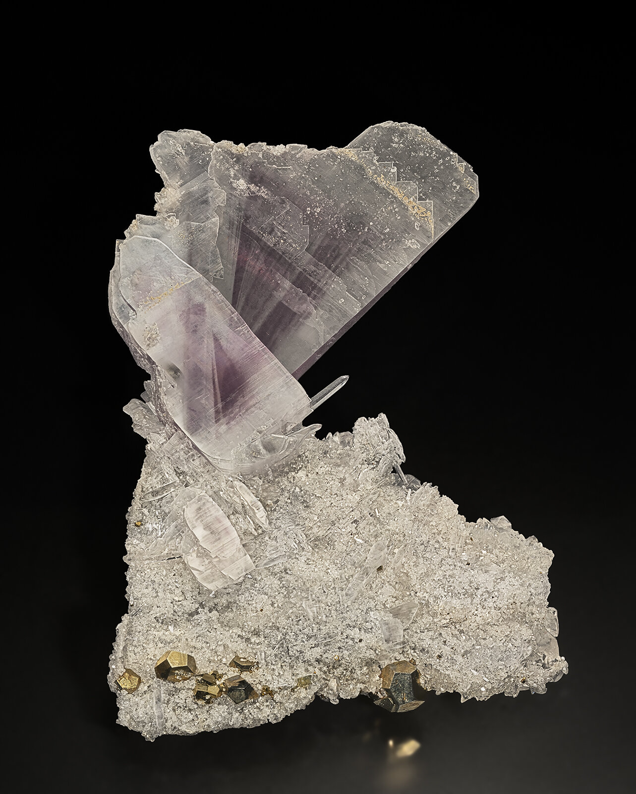 Anhydrite, Calcite, Pyrite
Mina Empire State No. 4, Balmat, Distrito Balmat-Edwards Zinc, Condado St. Lawrence, New York, USA
13.2 x 9.0 cm
(Autor: am mizunaka)