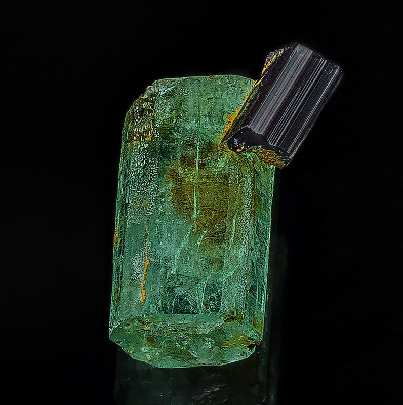 Beryl (variety emerald), Rutile
1.1 x .55 cm
(Autor: am mizunaka)
