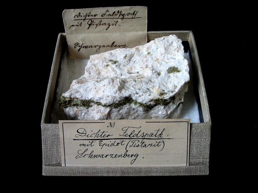 Epidote, albite
8 x 5,5 cm
(Autor: Andreas Gerstenberg)