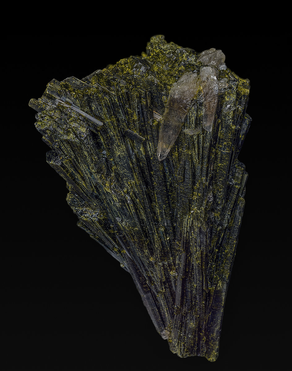 Epidote, Quartz
8.9 x 5.0 cm
(Autor: am mizunaka)