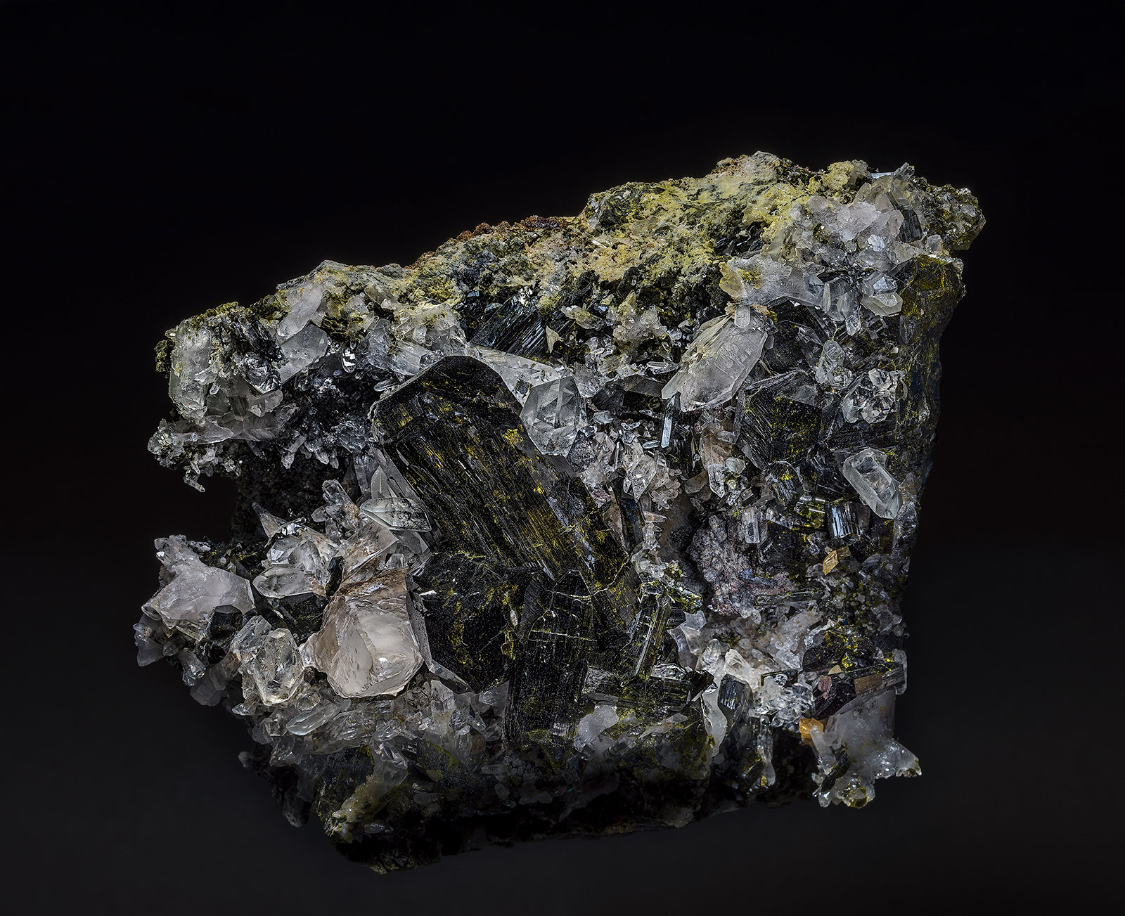 Epidote, Quartz, Calcite
11.7 x 14.4 cm
(Autor: am mizunaka)